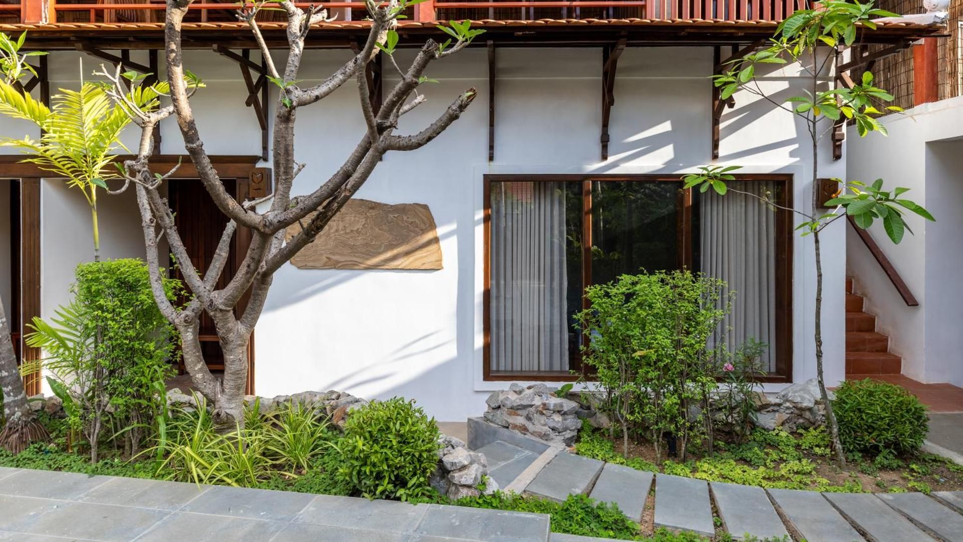 King Suite with Pool View