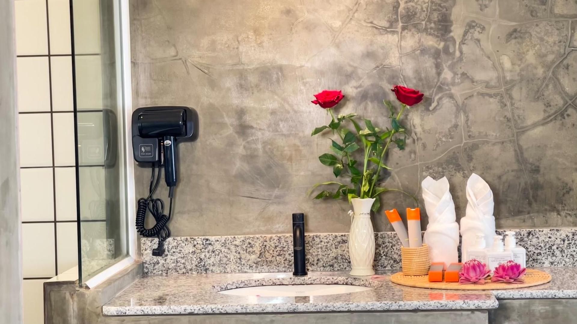 Honeymoon Suite - Free Pick Up