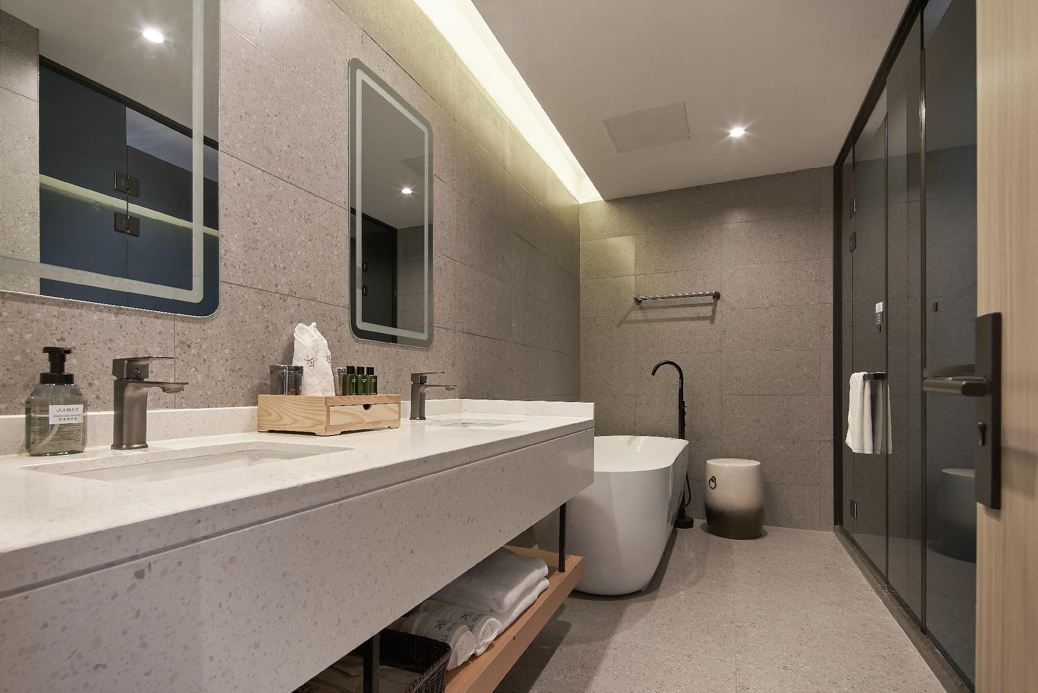 Suite with Bathtub
