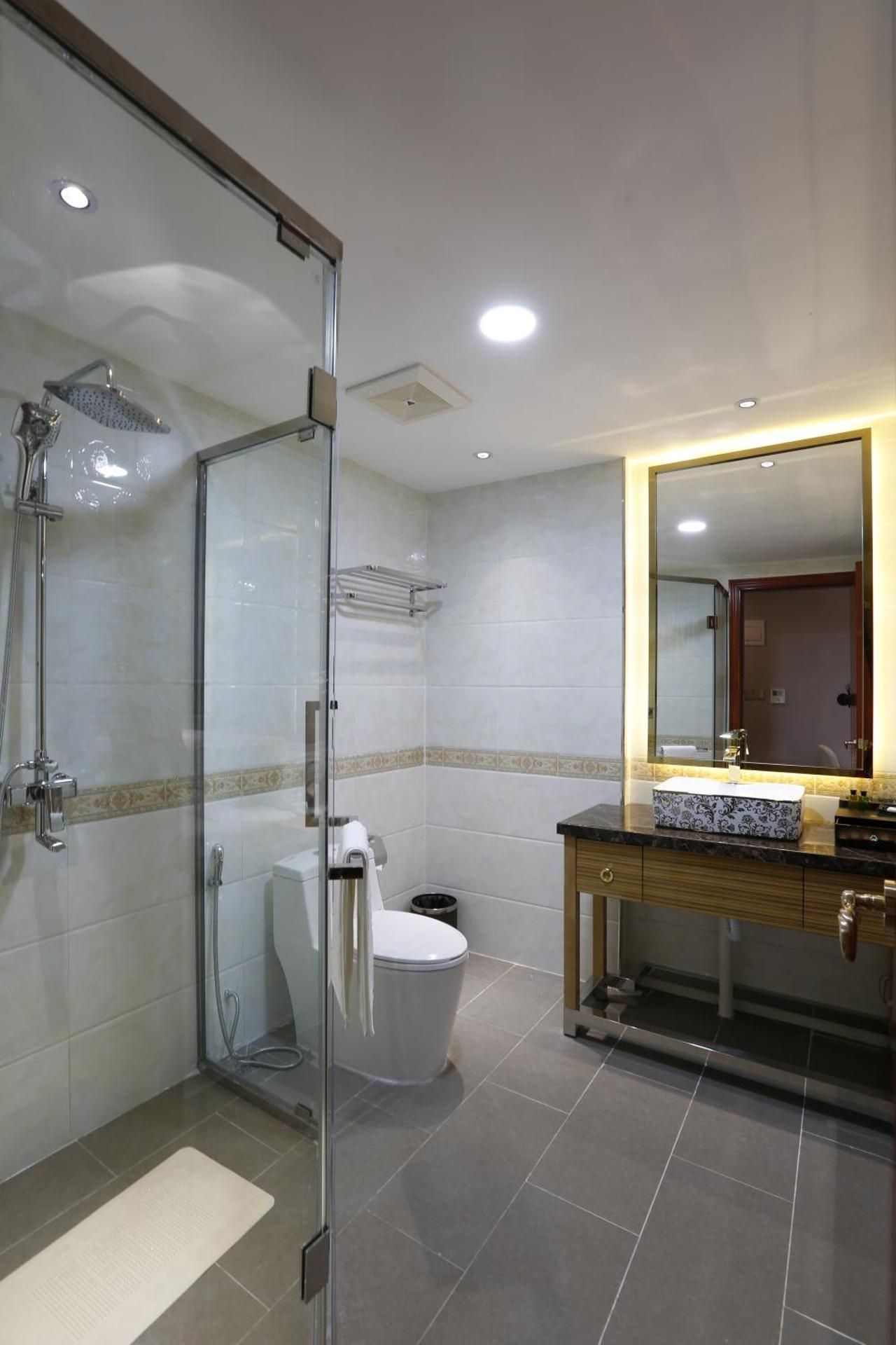 Diamond Pearl Hotel Business King Room 3