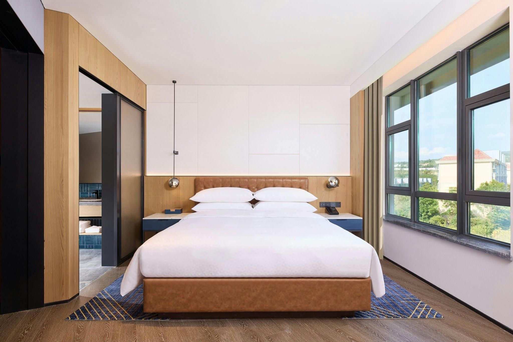 Garden View Suite, Suite, 1 King, Garden view