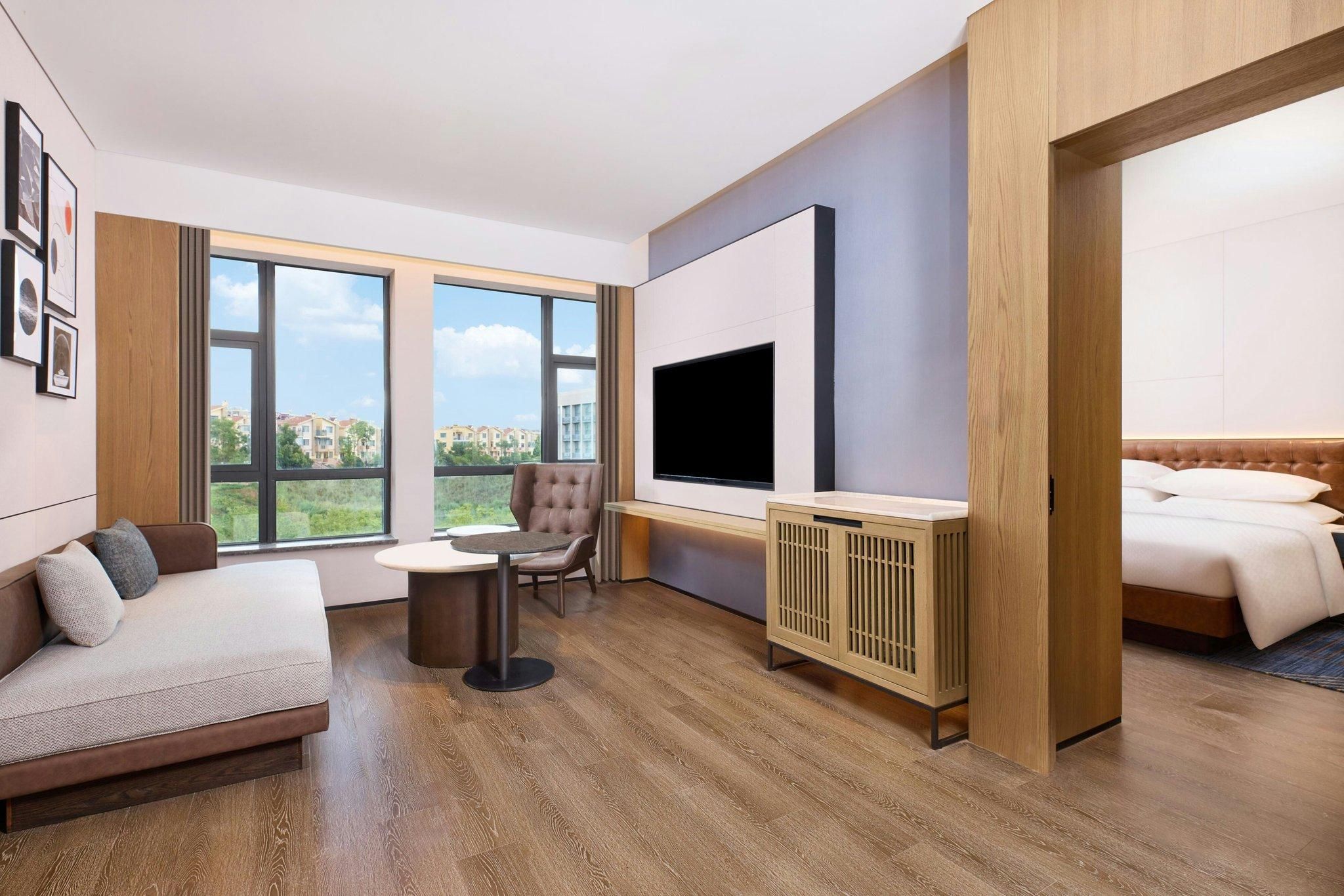 Garden View Premier Suite, Suite, 1 King, Garden view