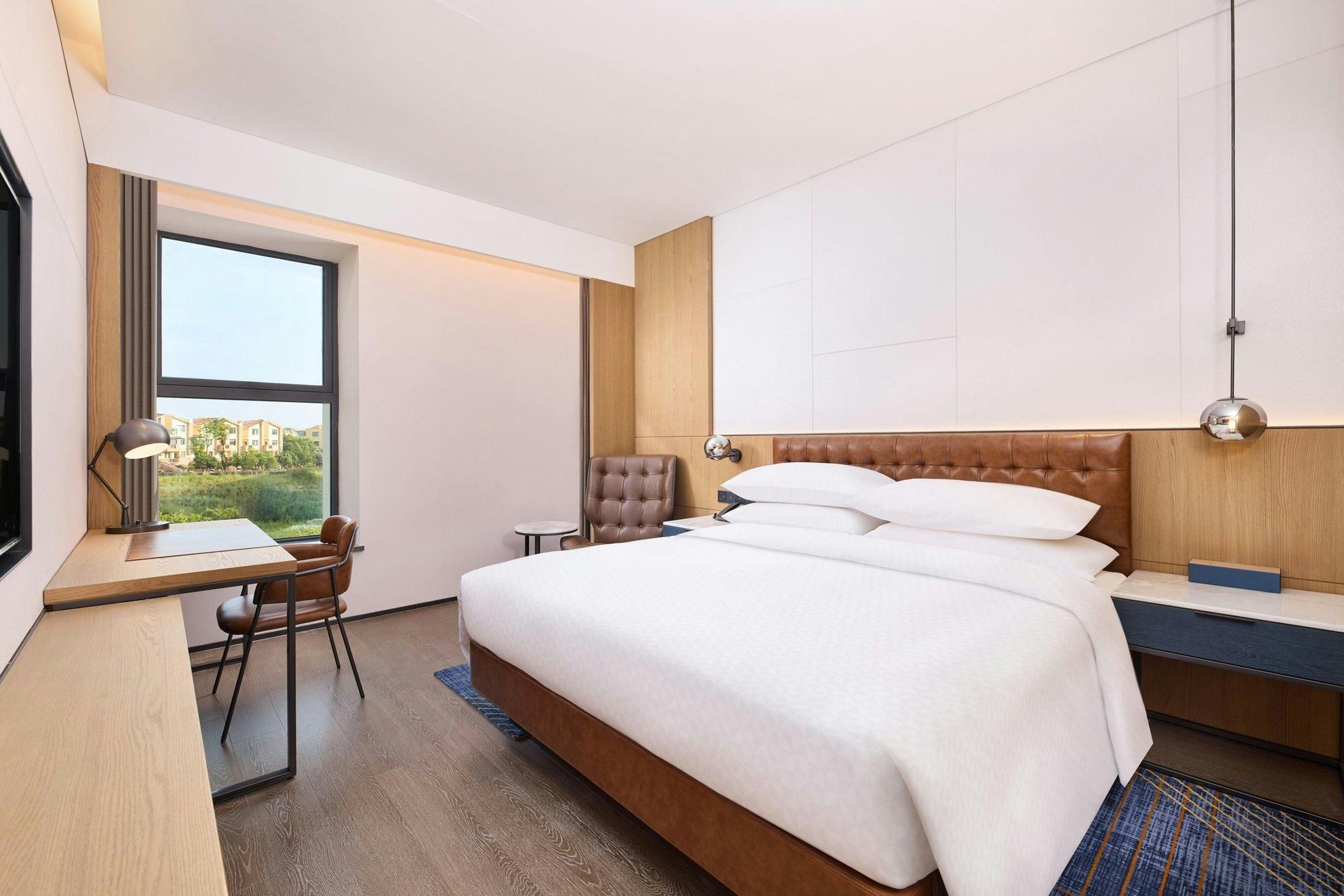 Garden View Premier Suite, Suite, 1 King, Garden view
