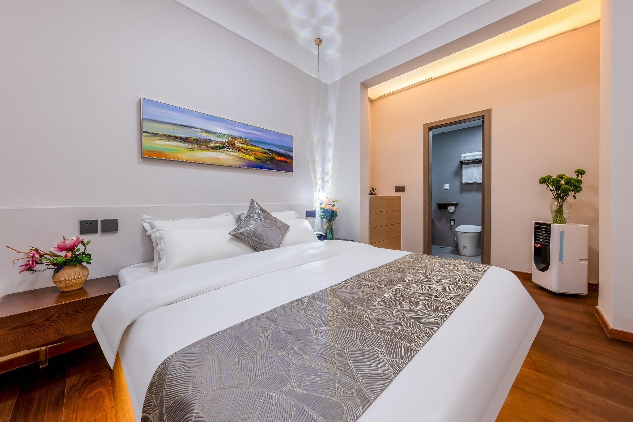 Floral Hotel Jinning Qixi Gongguan Homestay Huazhu - Room With Bed