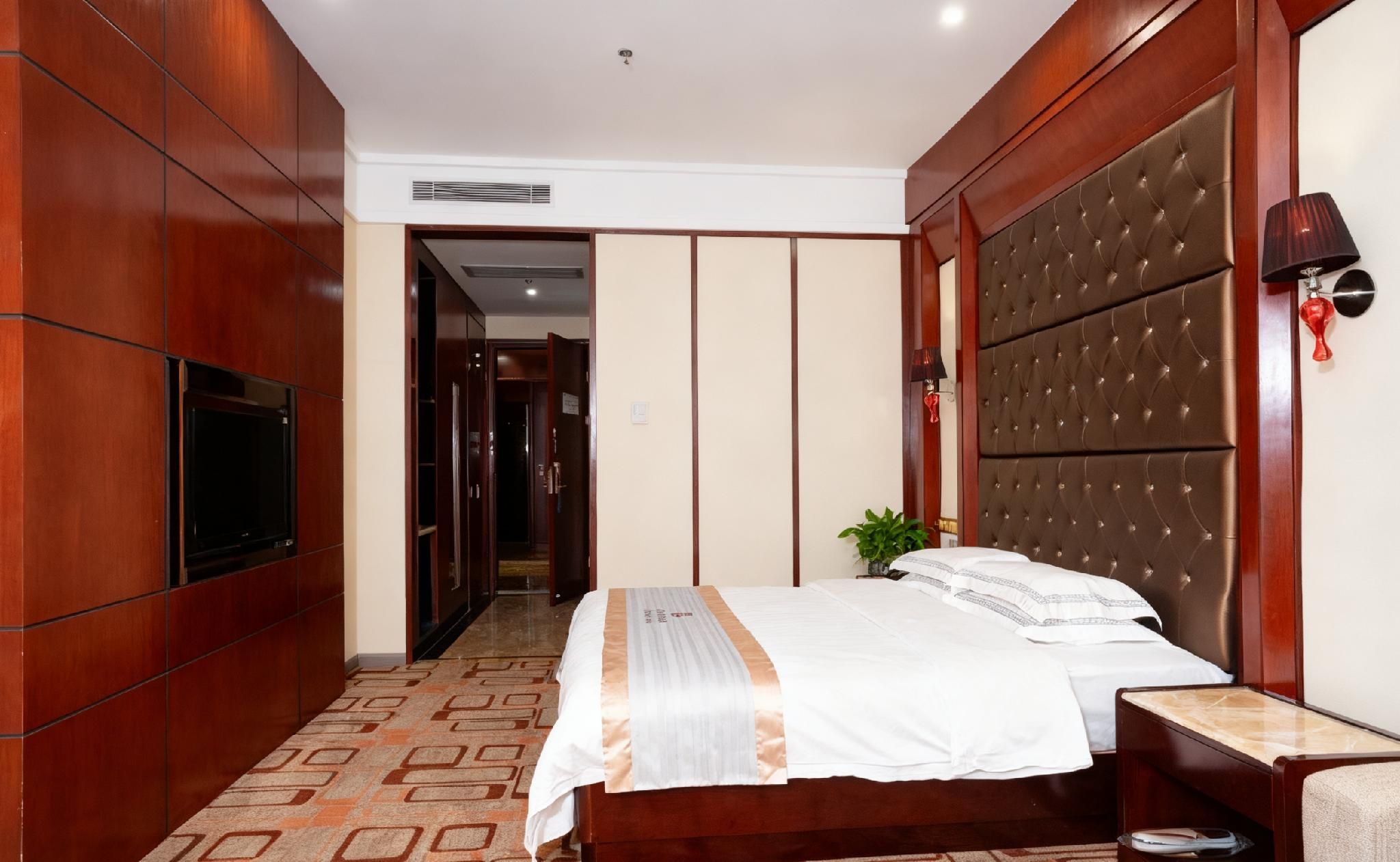 Deluxe Room Queen