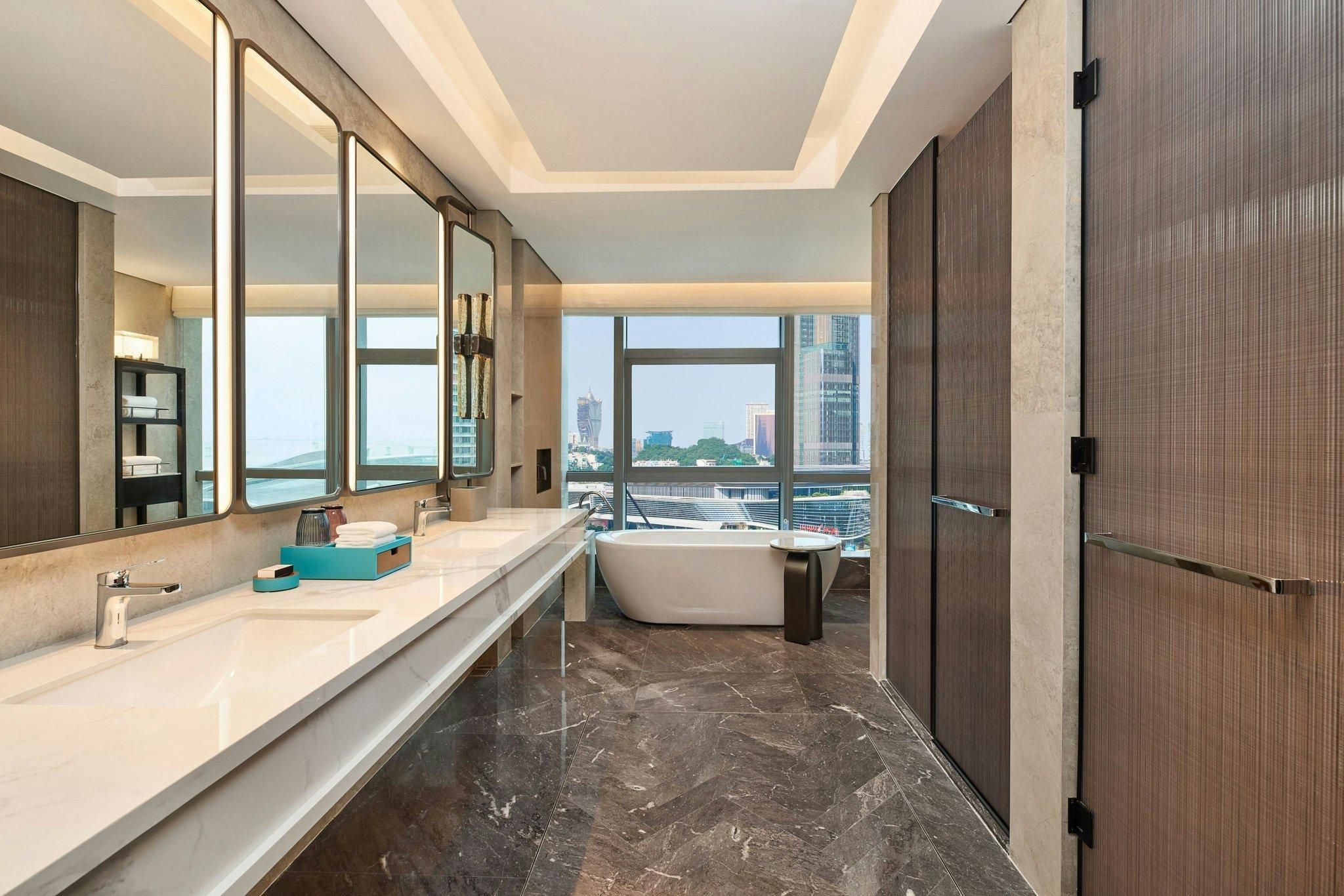 Courtyard Suite, Suite, 1 King, City view