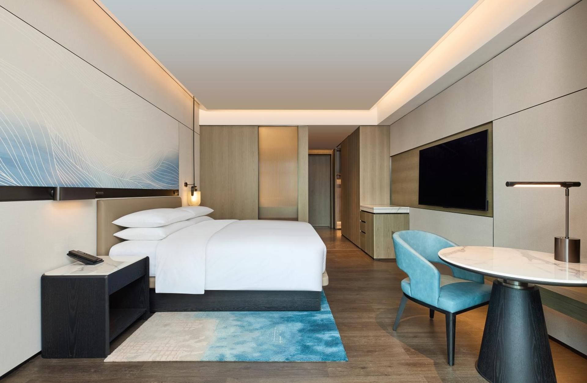 Premier Corner King Room with City View