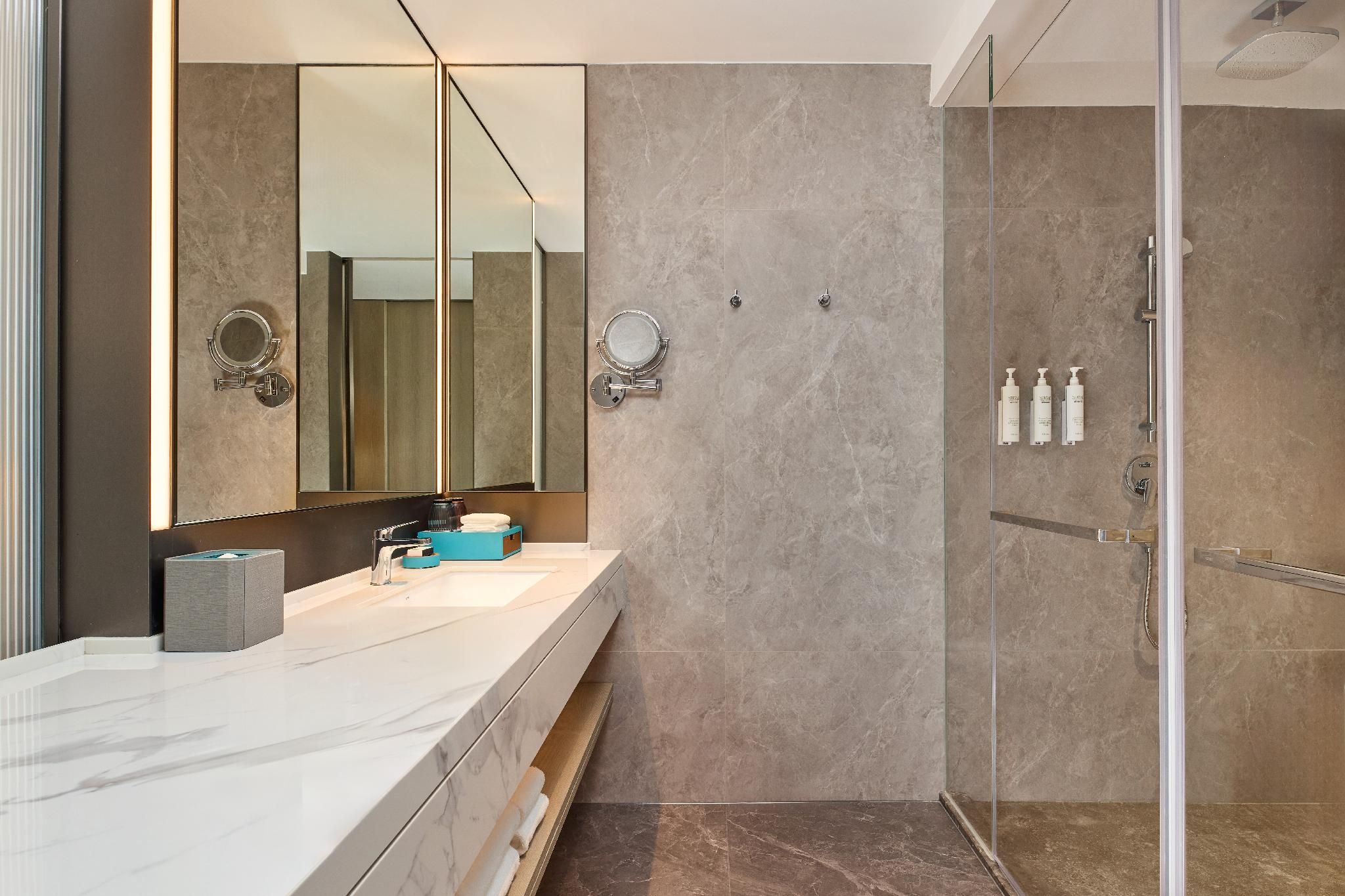 Courtyard by Marriott Zhuhai Premier Versace King 3