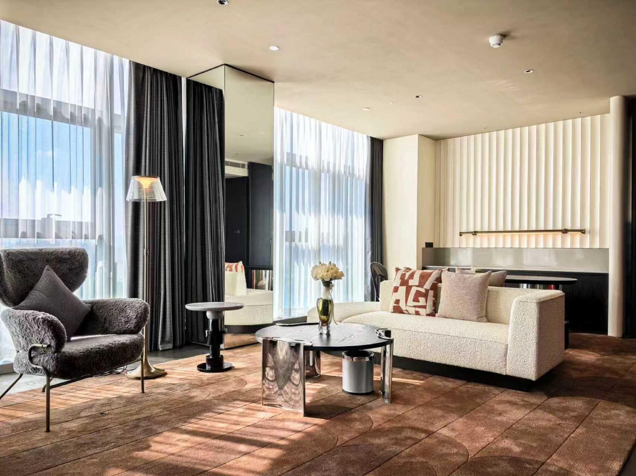 1 King 1 Bedroom Suite With Living And Dning Area
