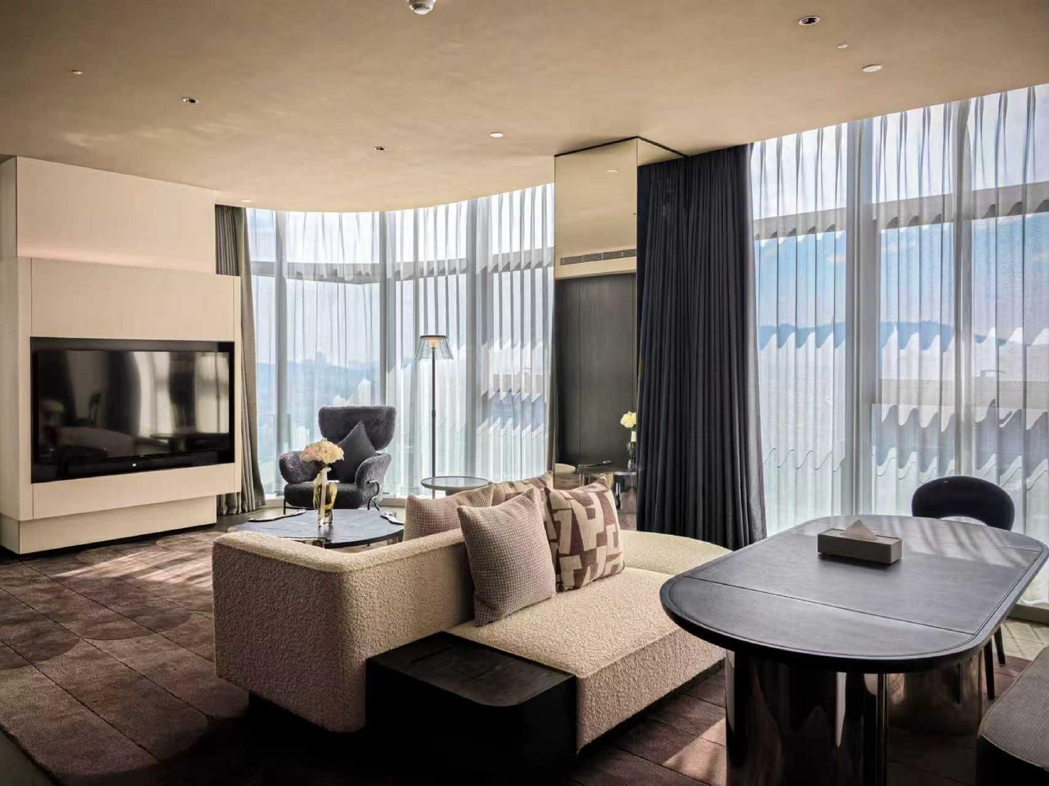 1 King 1 Bedroom Suite With Living And Dning Area