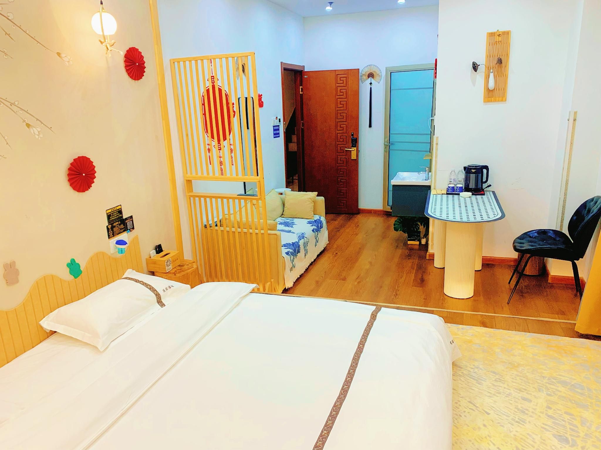 Room with Queen Bed