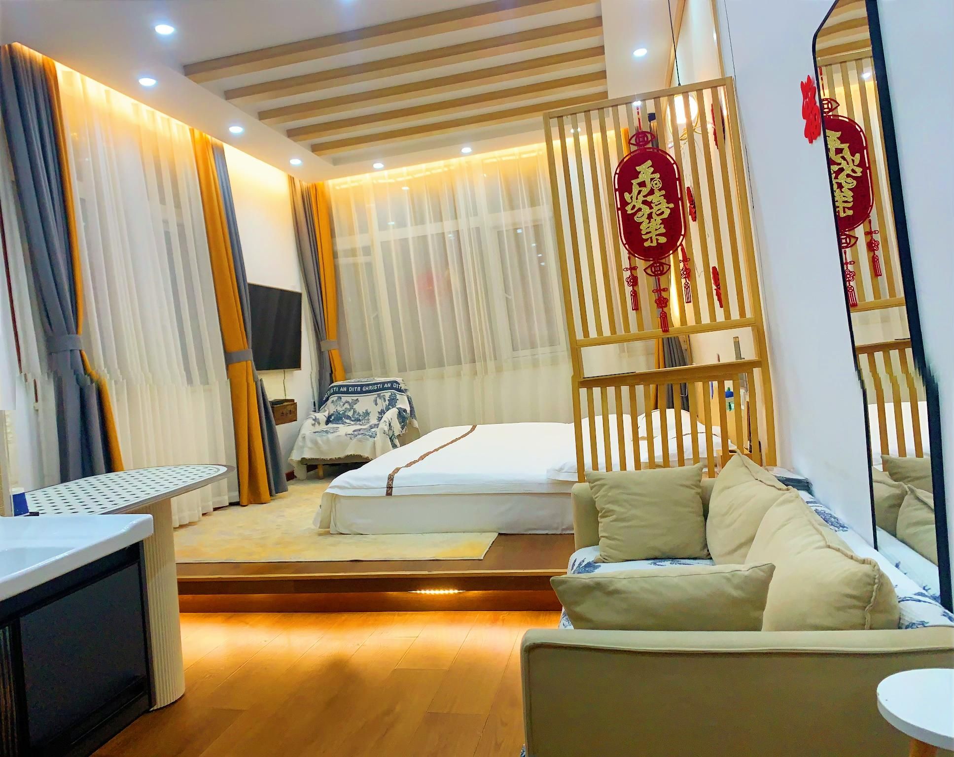 Room with Queen Bed