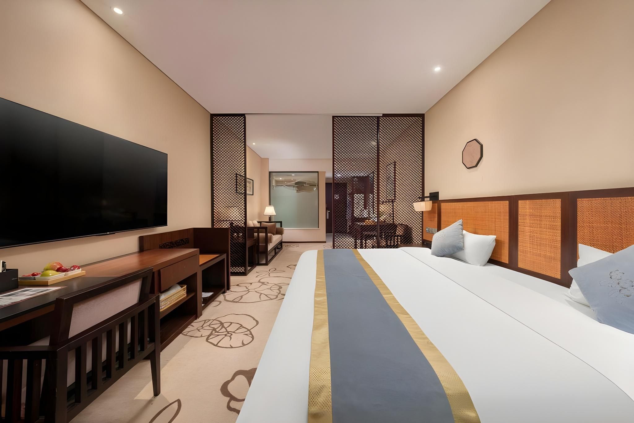 Club King Bed Room