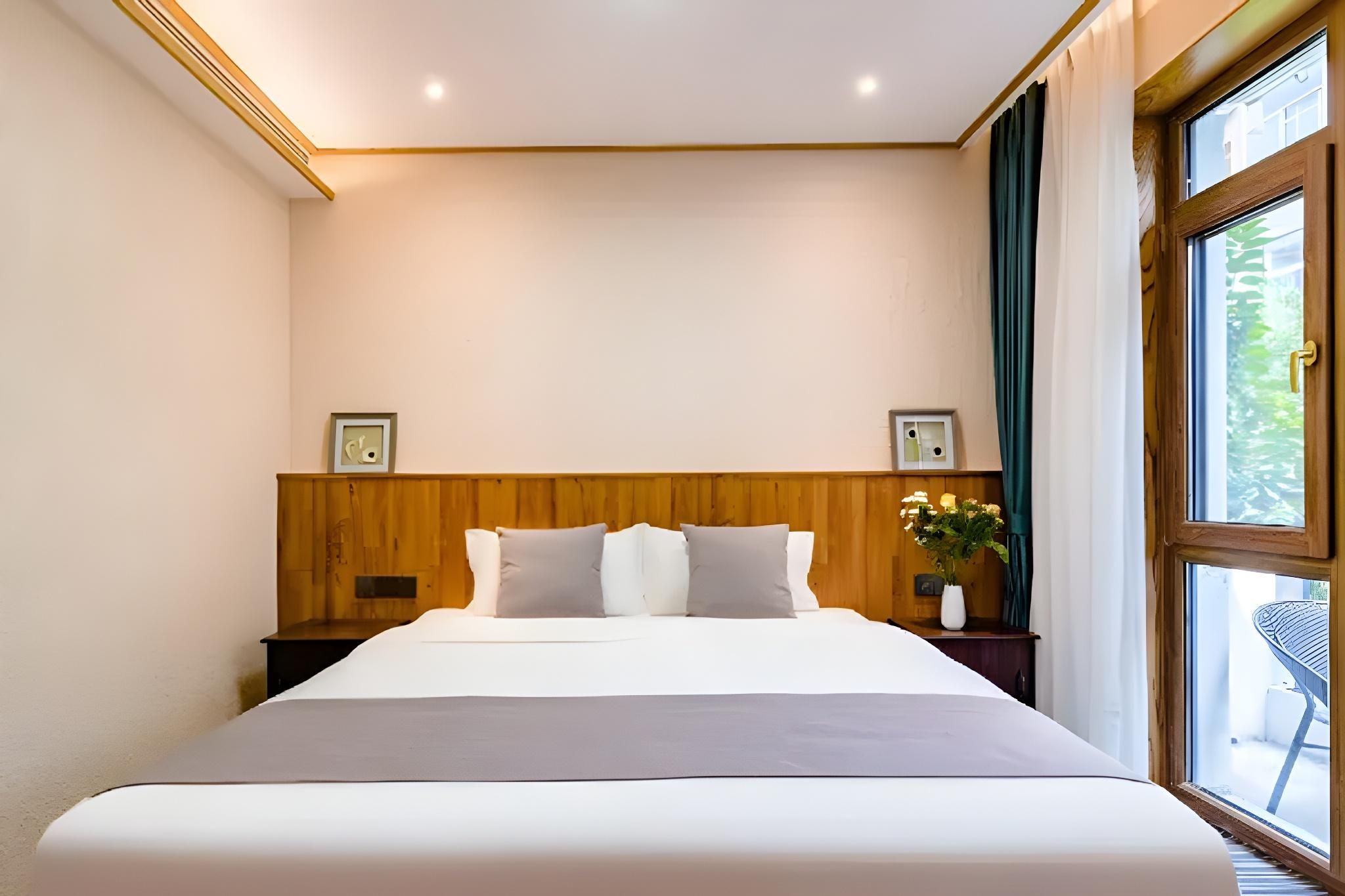 Deluxe Room Queen