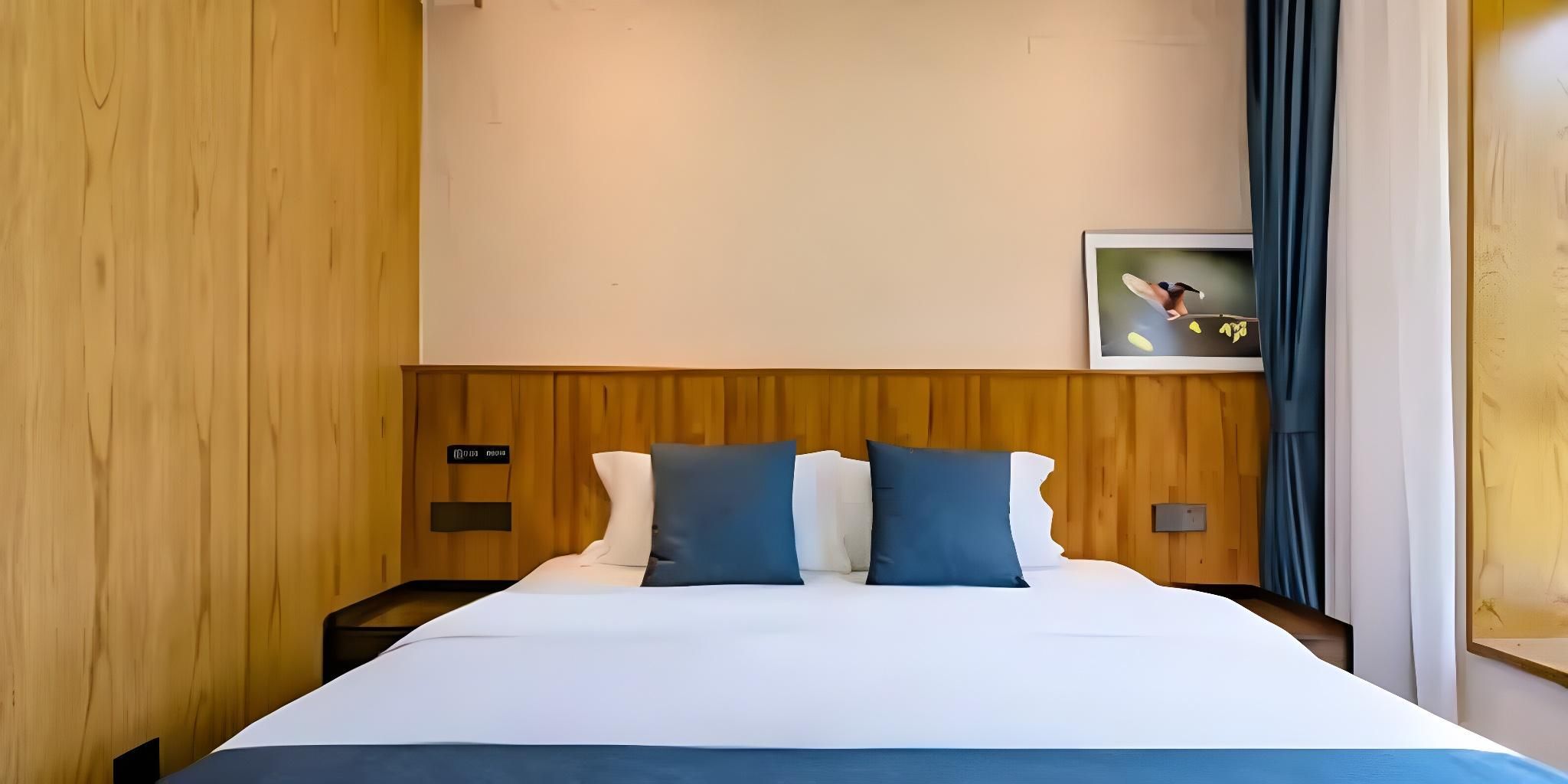 Warm Queen Room