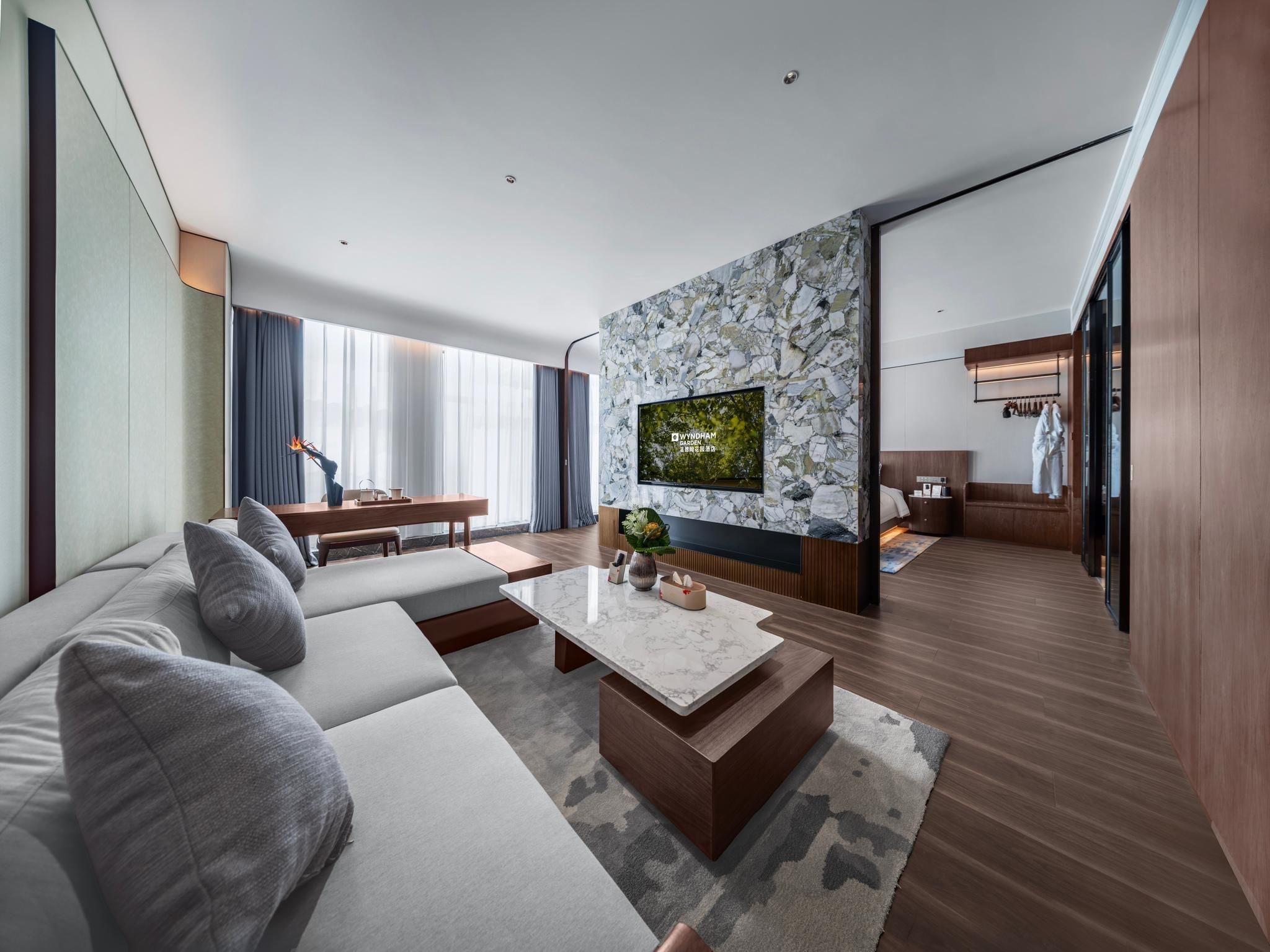 1 King Bed, Suite, Non-Smoking