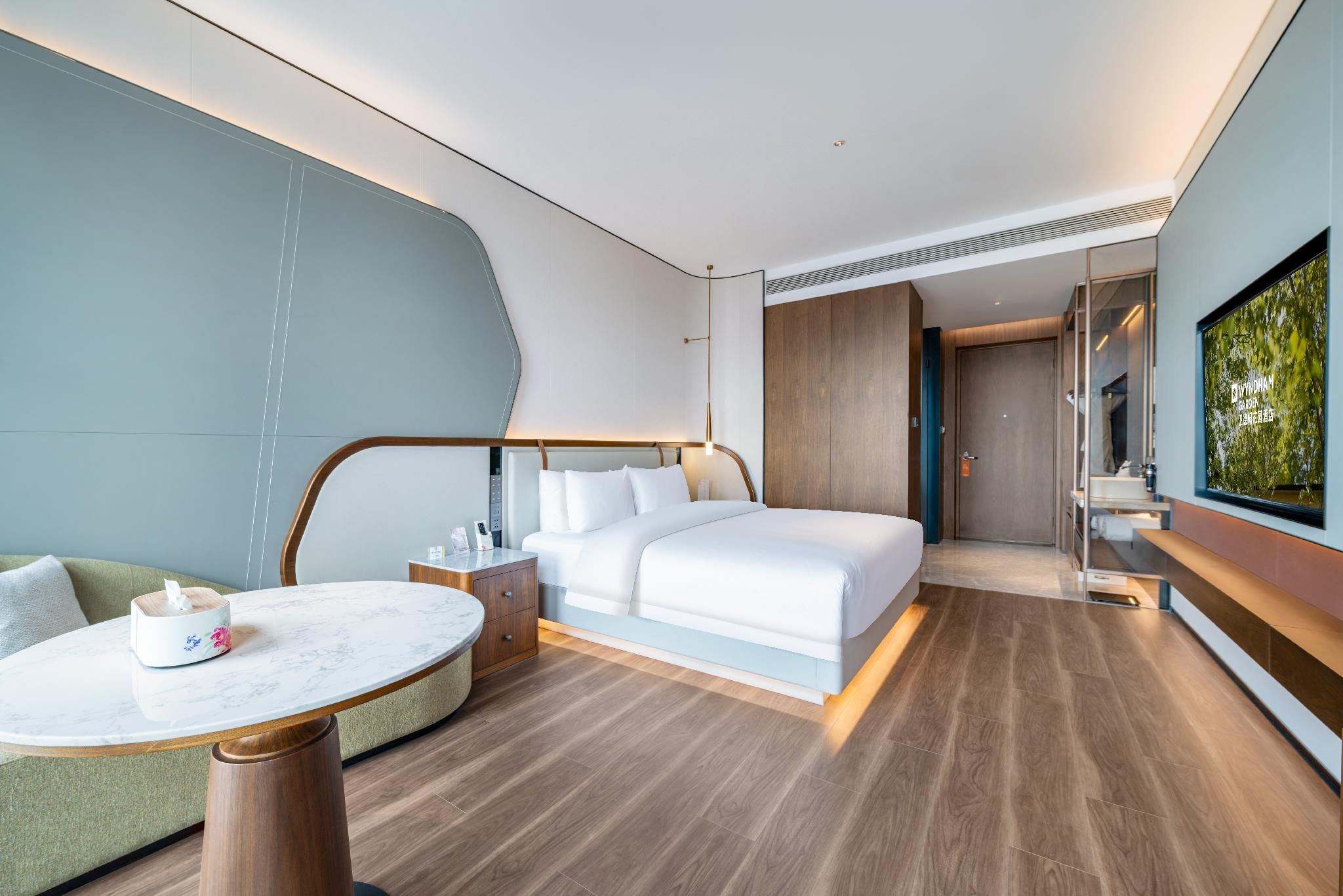 1 King Bed, Business Room, Non-Smoking
