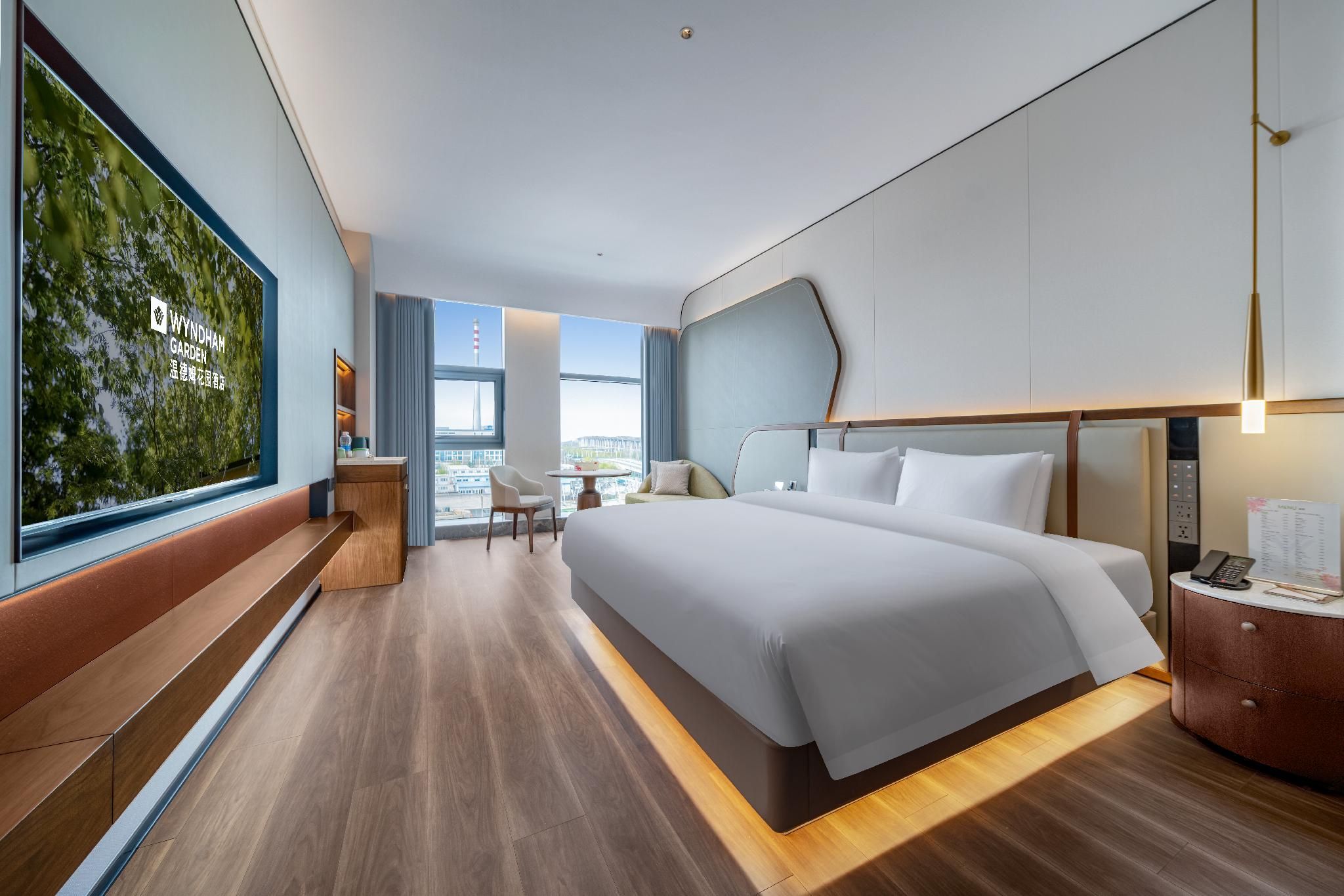 1 King Bed, Business Room, Non-Smoking