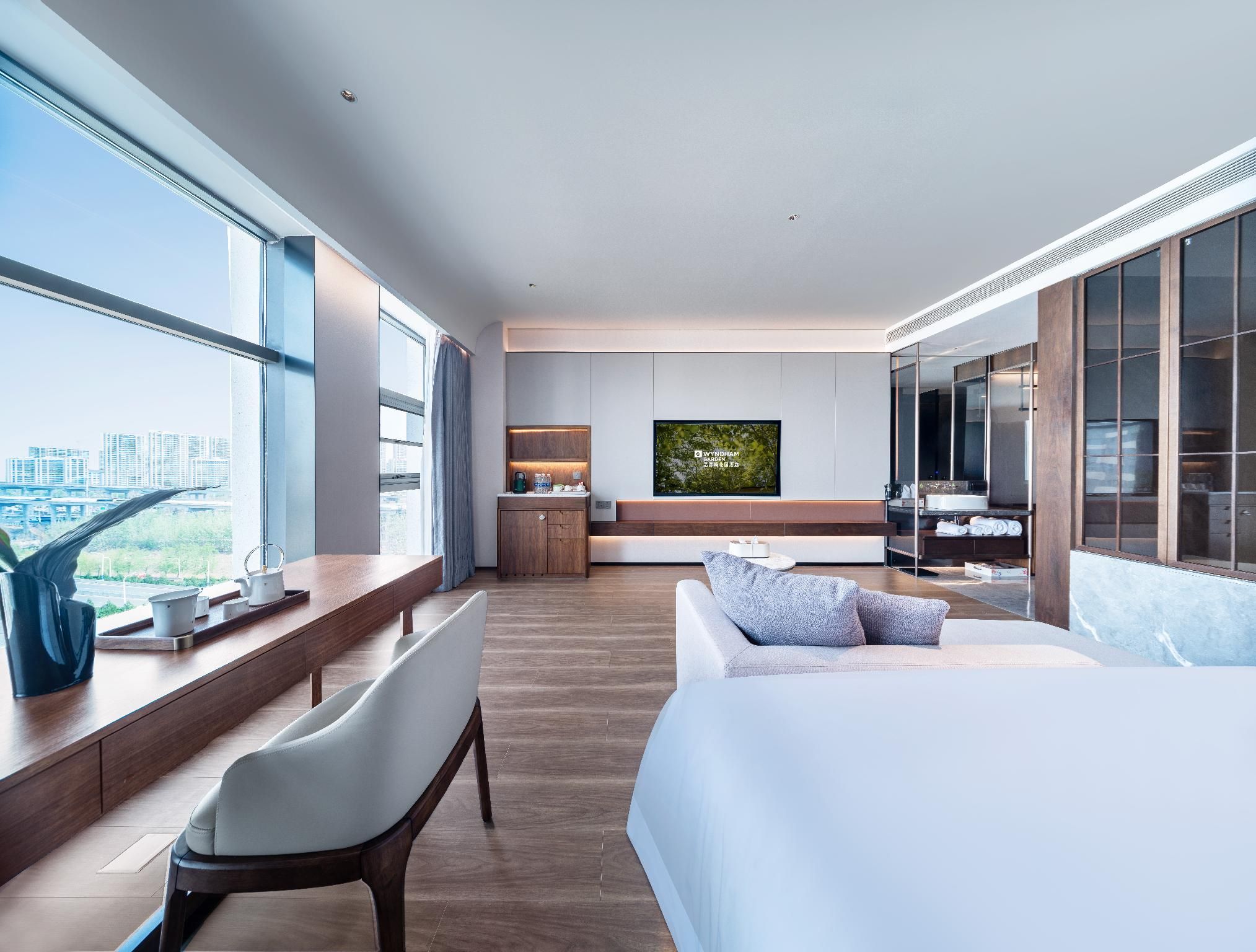 1 King Bed, Deluxe Room, Non-Smoking