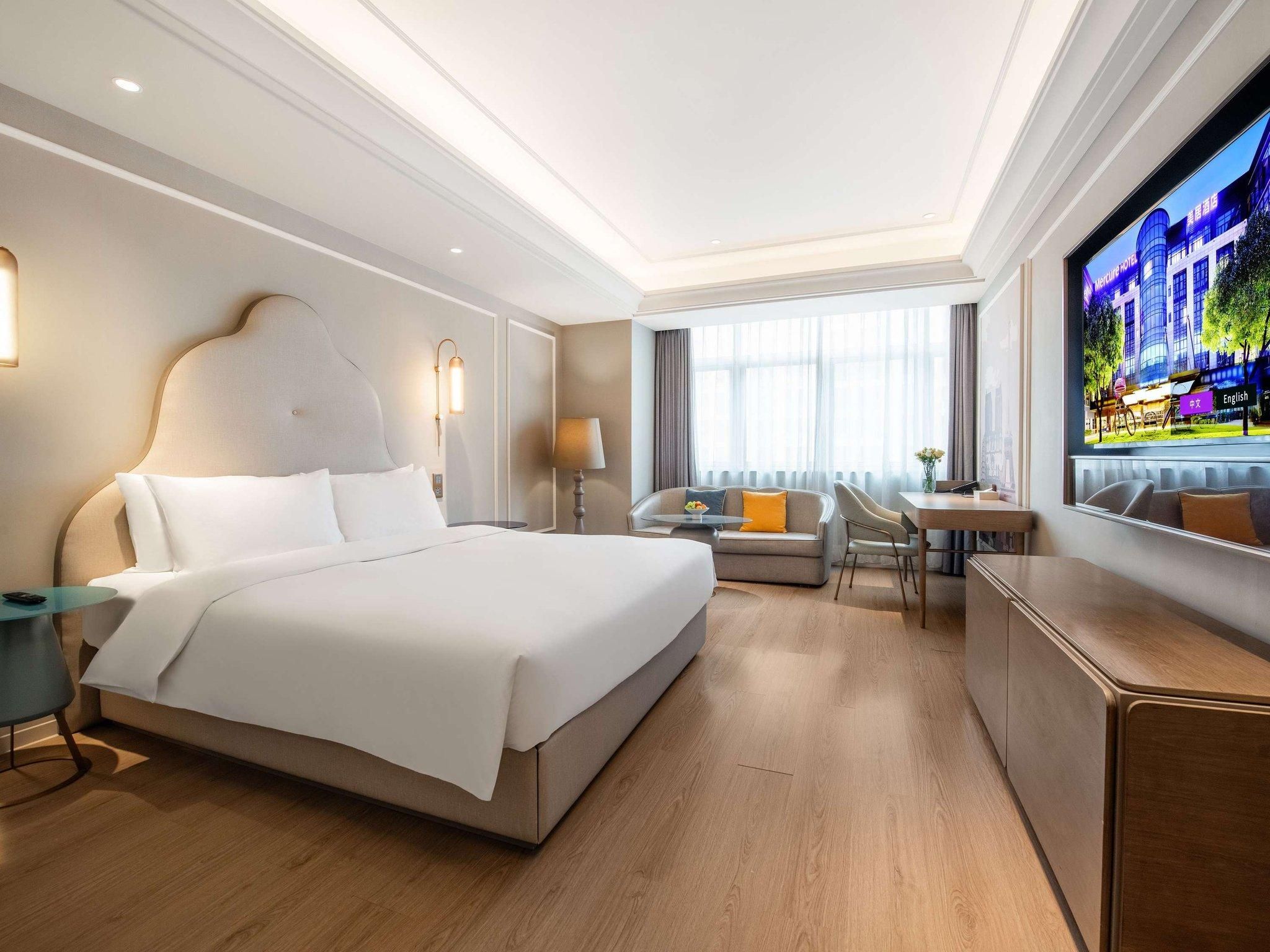 SUPERIOR ROOM, One King-size Bed