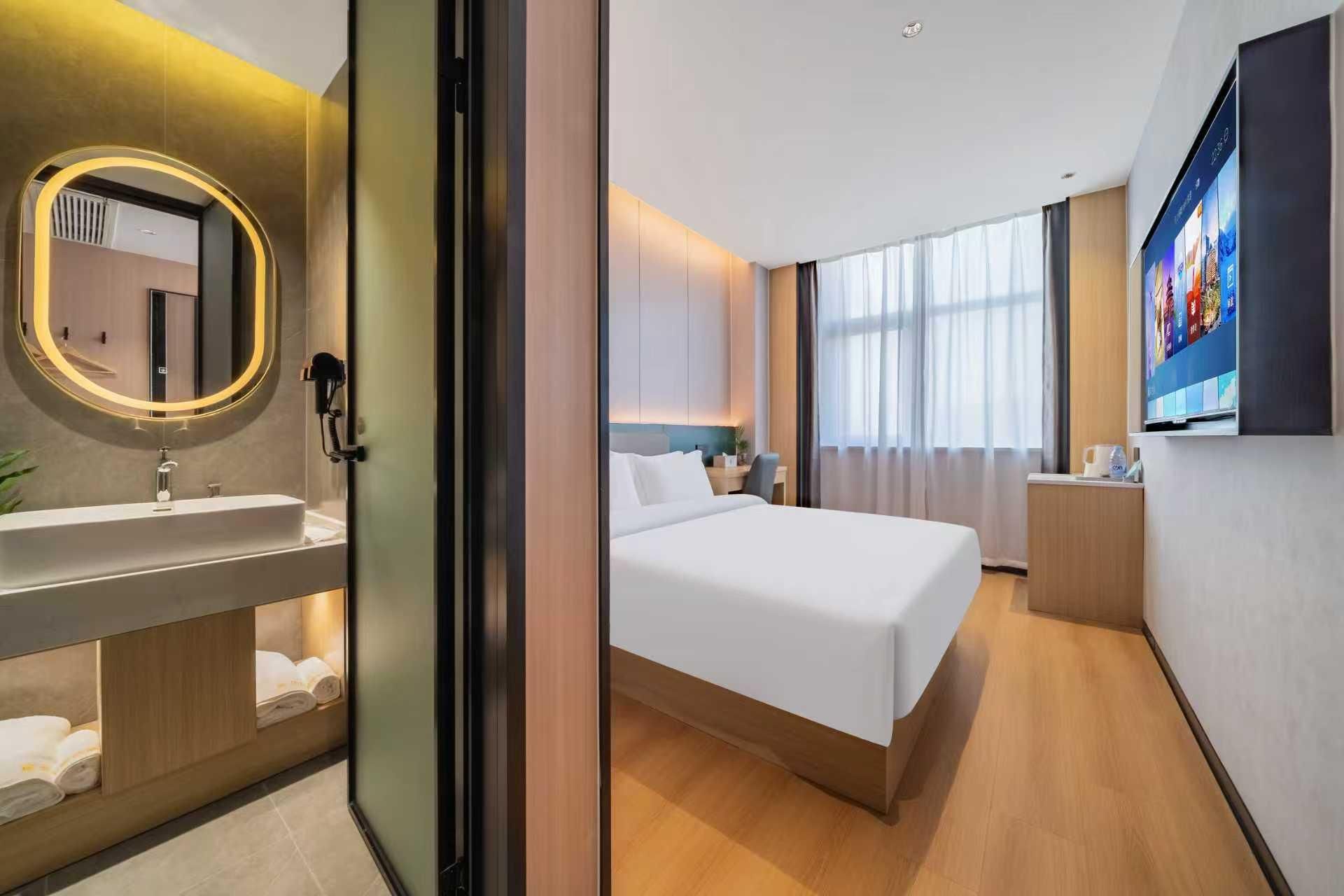 Room with Queen Bed