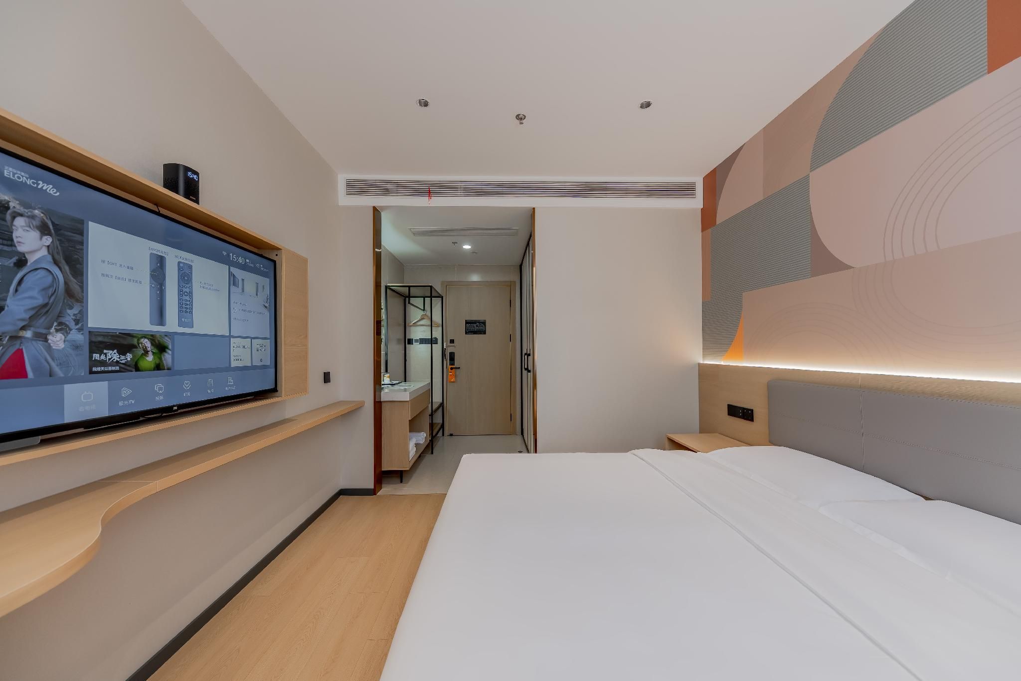 Room with Queen Bed