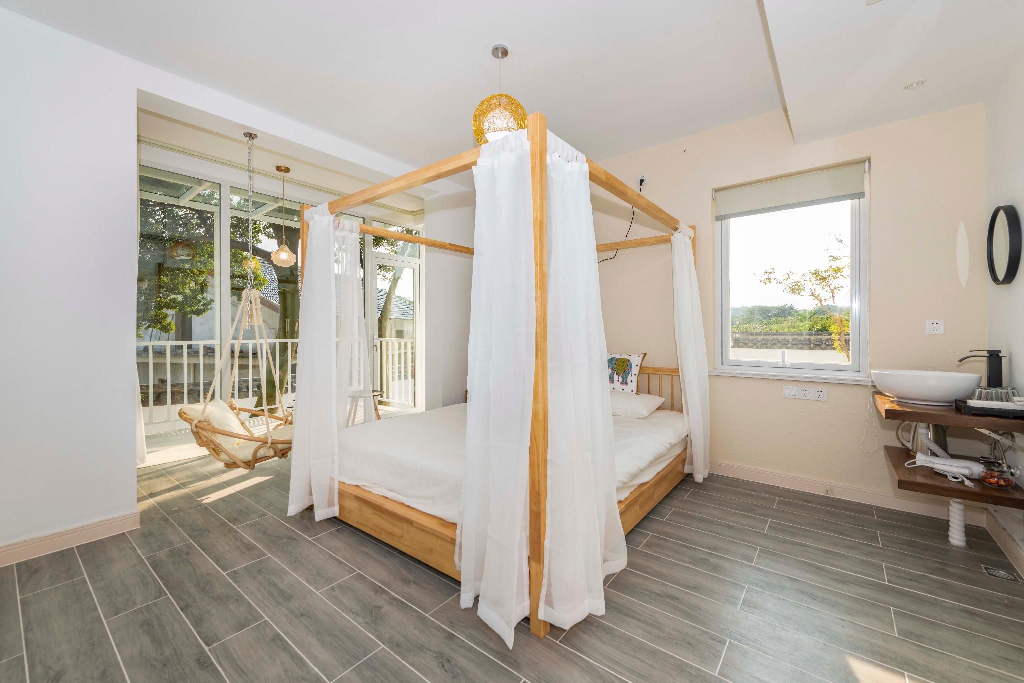 Room with Queen Bed