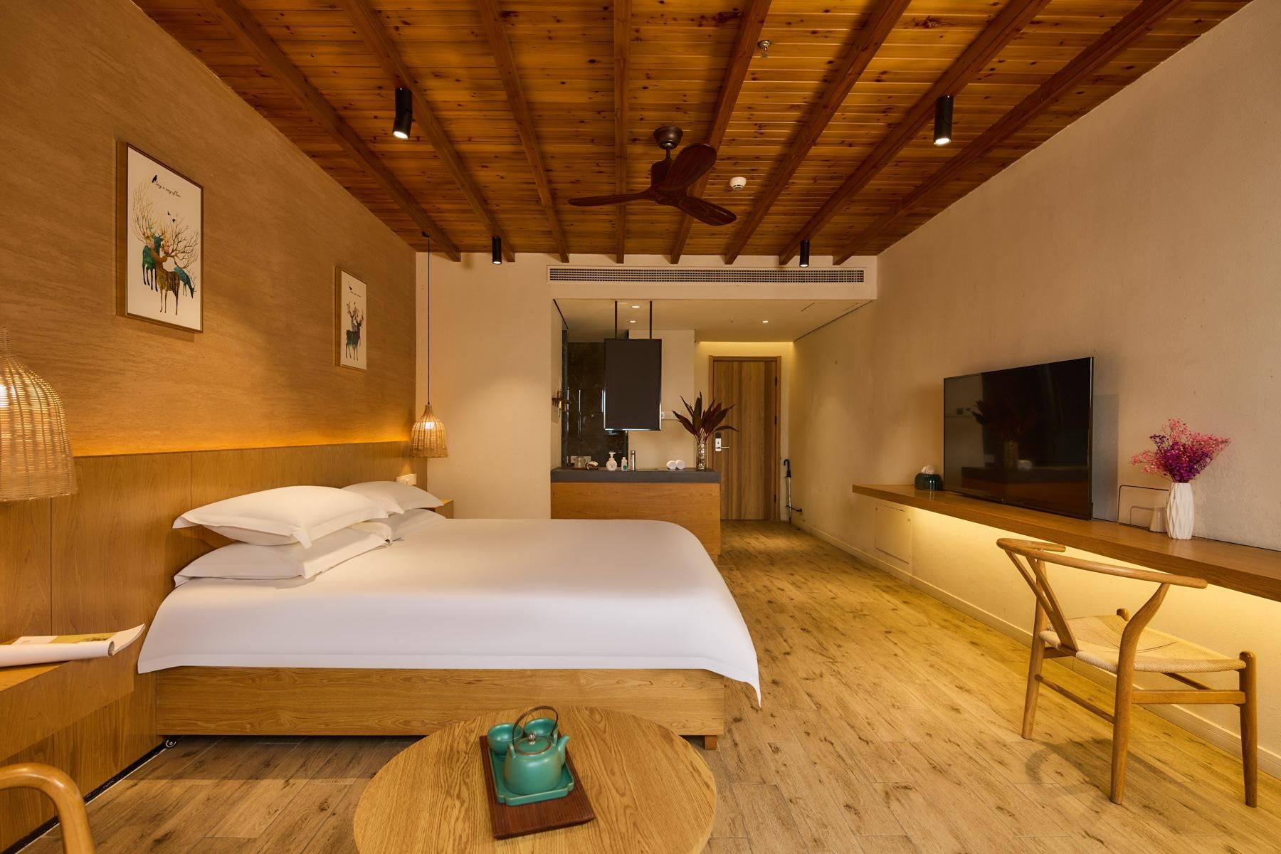 Room with Queen Bed