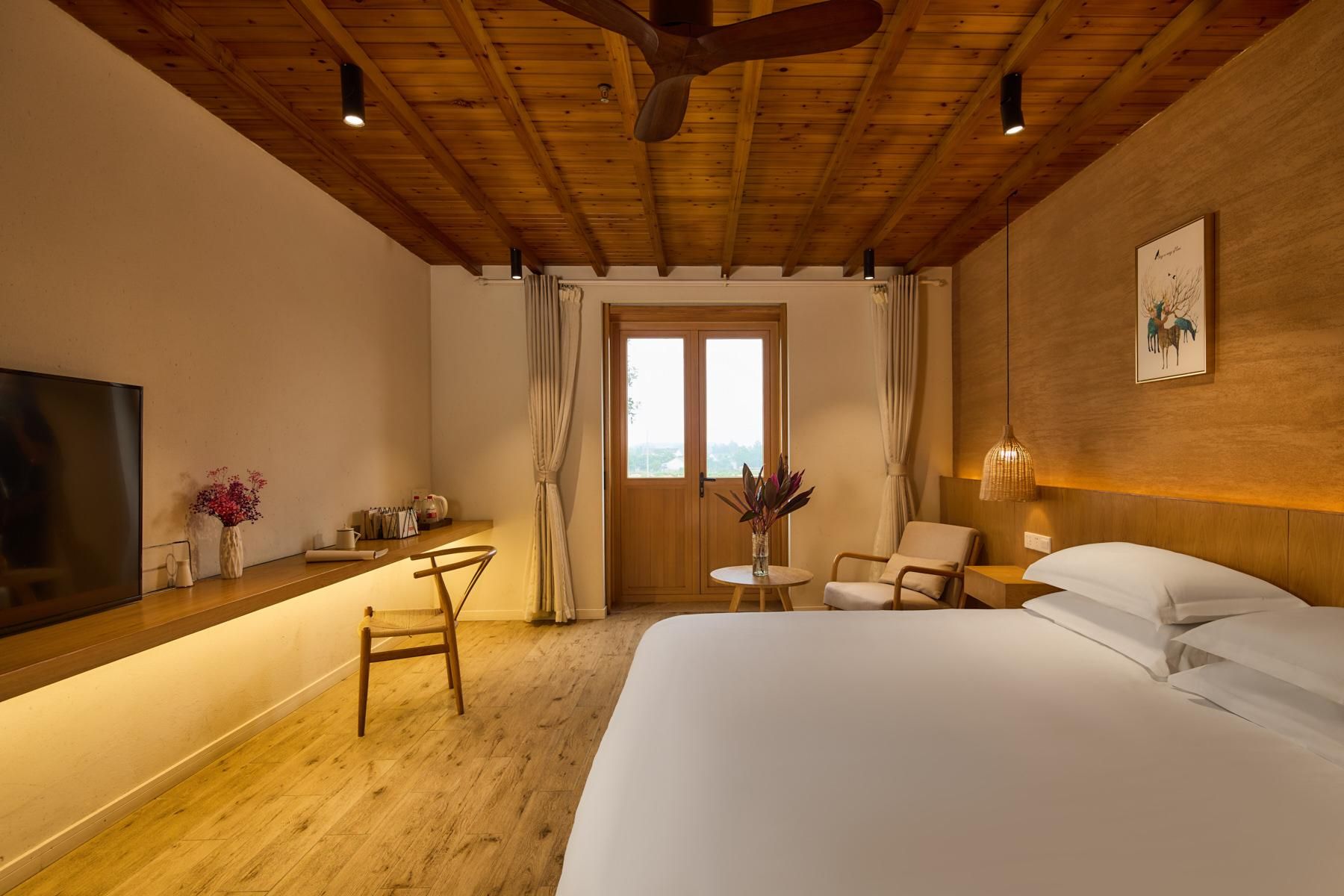 Room with Queen Bed