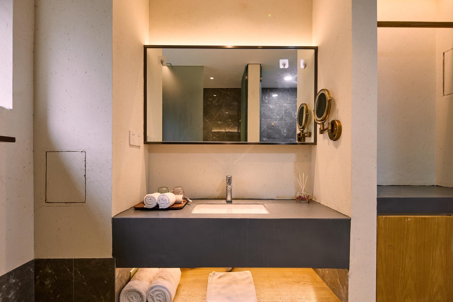 Standard Room with Courtyard View