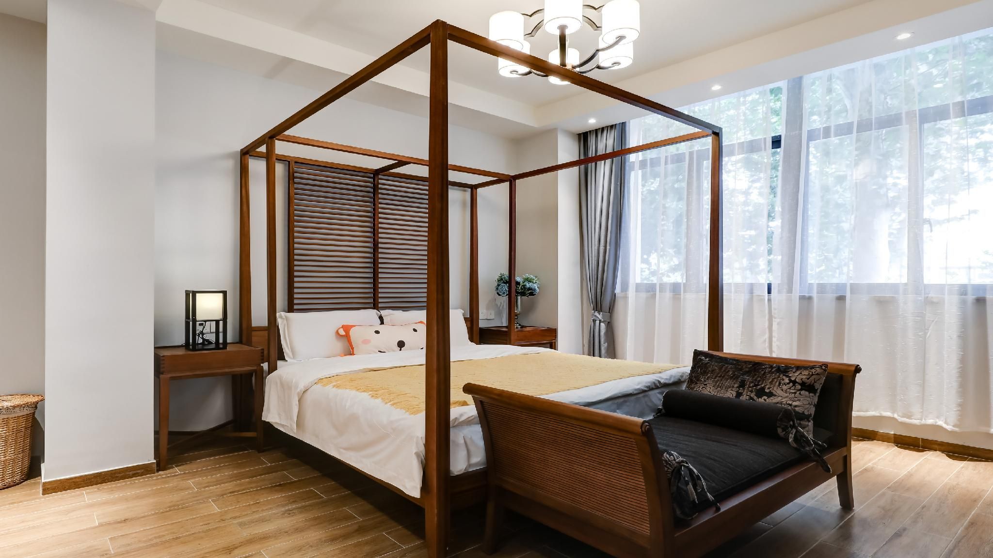 Family Room with Nature - Kid-Friendly
