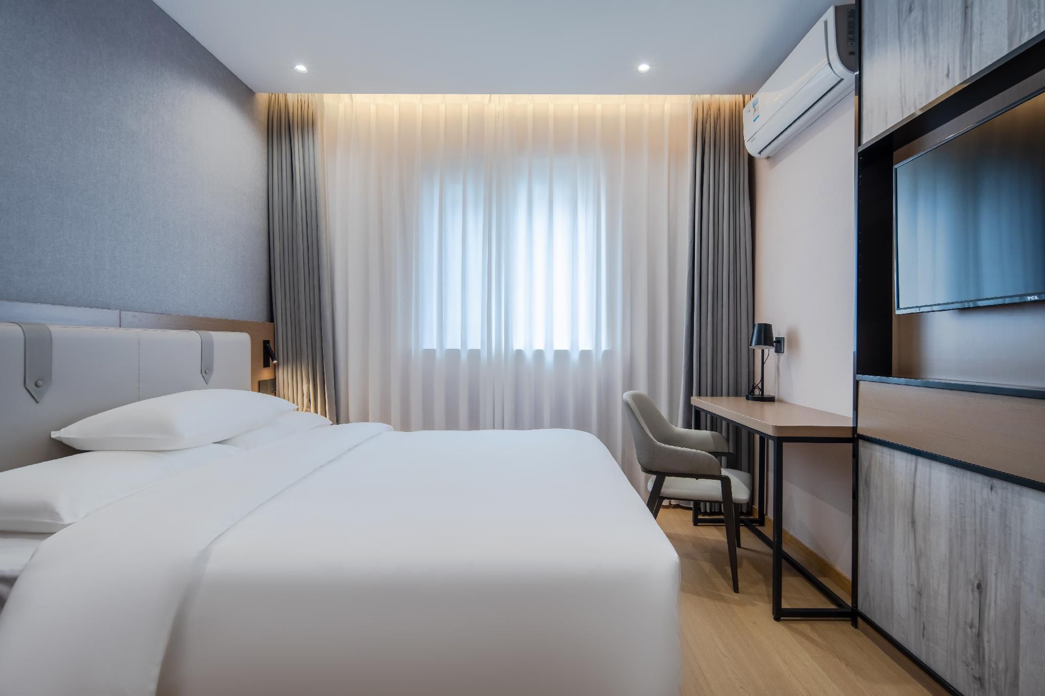 Room with Queen Bed
