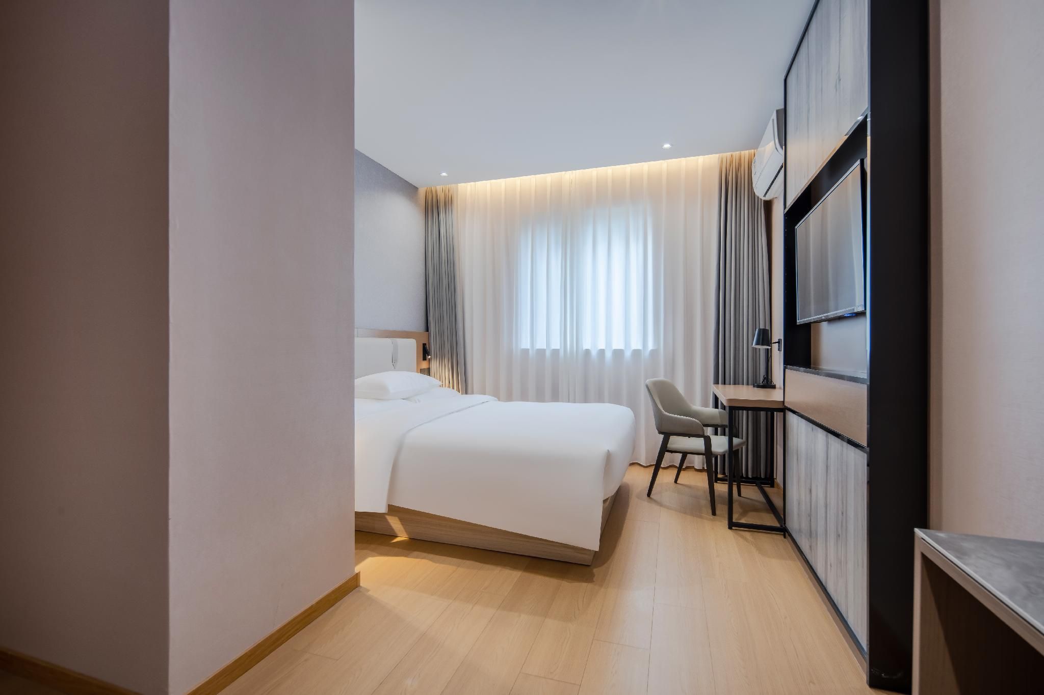 Room with Queen Bed