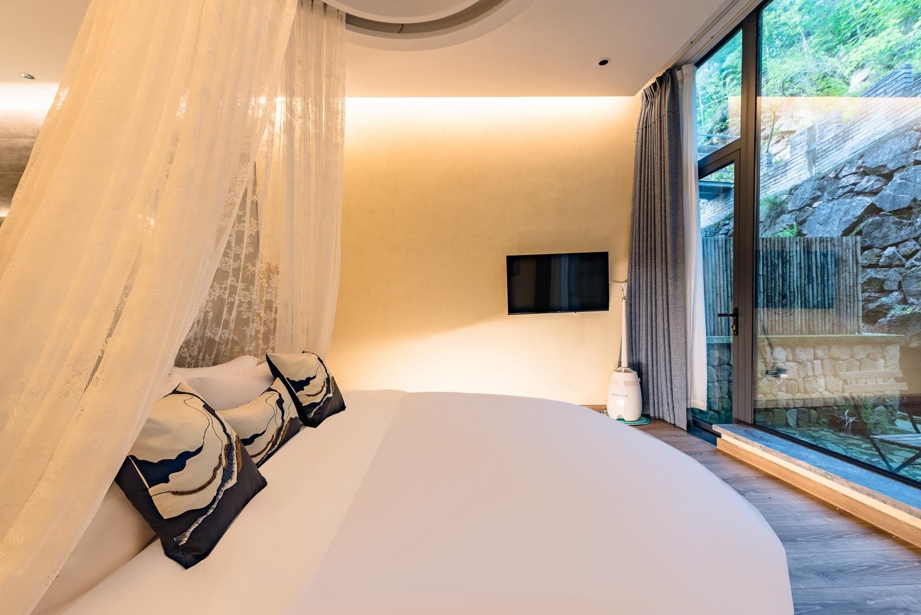 Room with Queen Bed