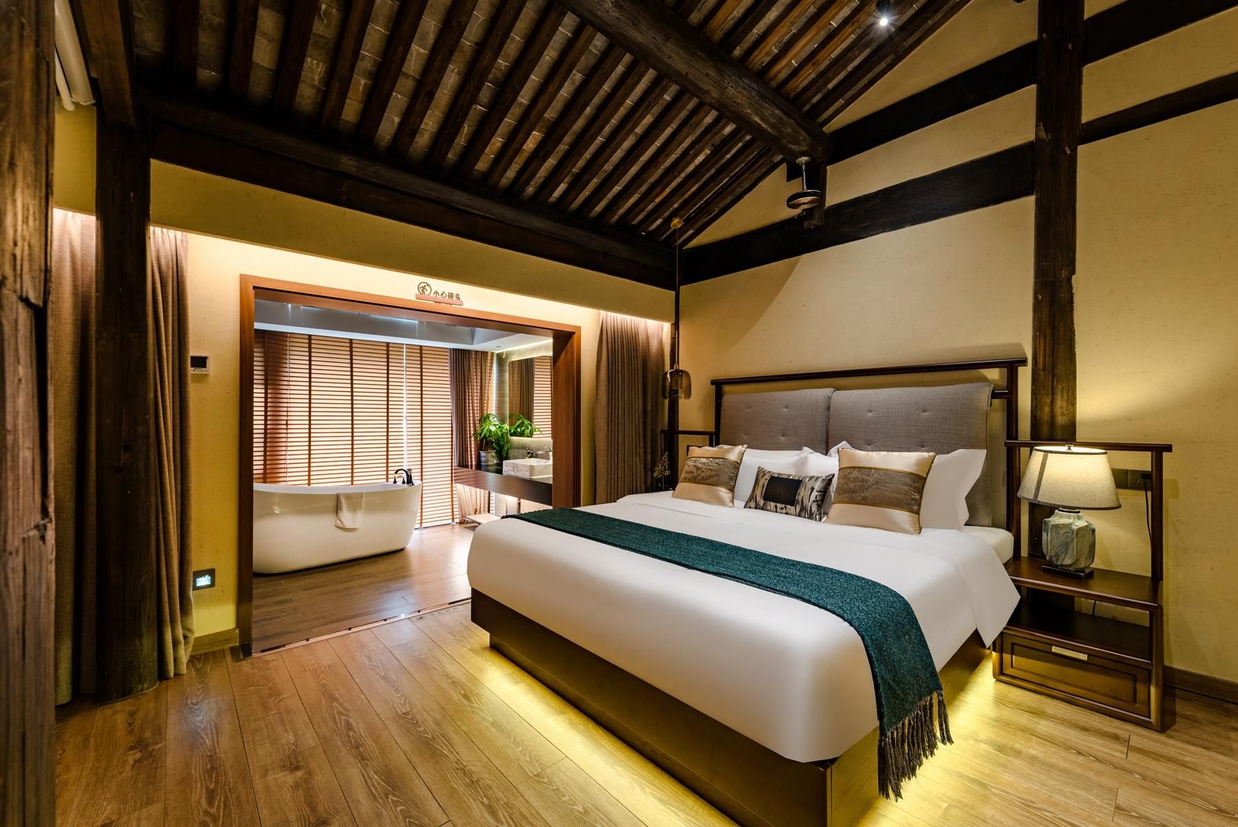 Classic Room with Queen Bed - Non-Smoking