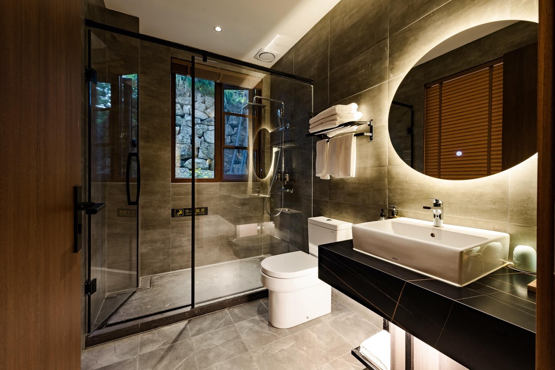 Family Room with Nature - Kid-Friendly