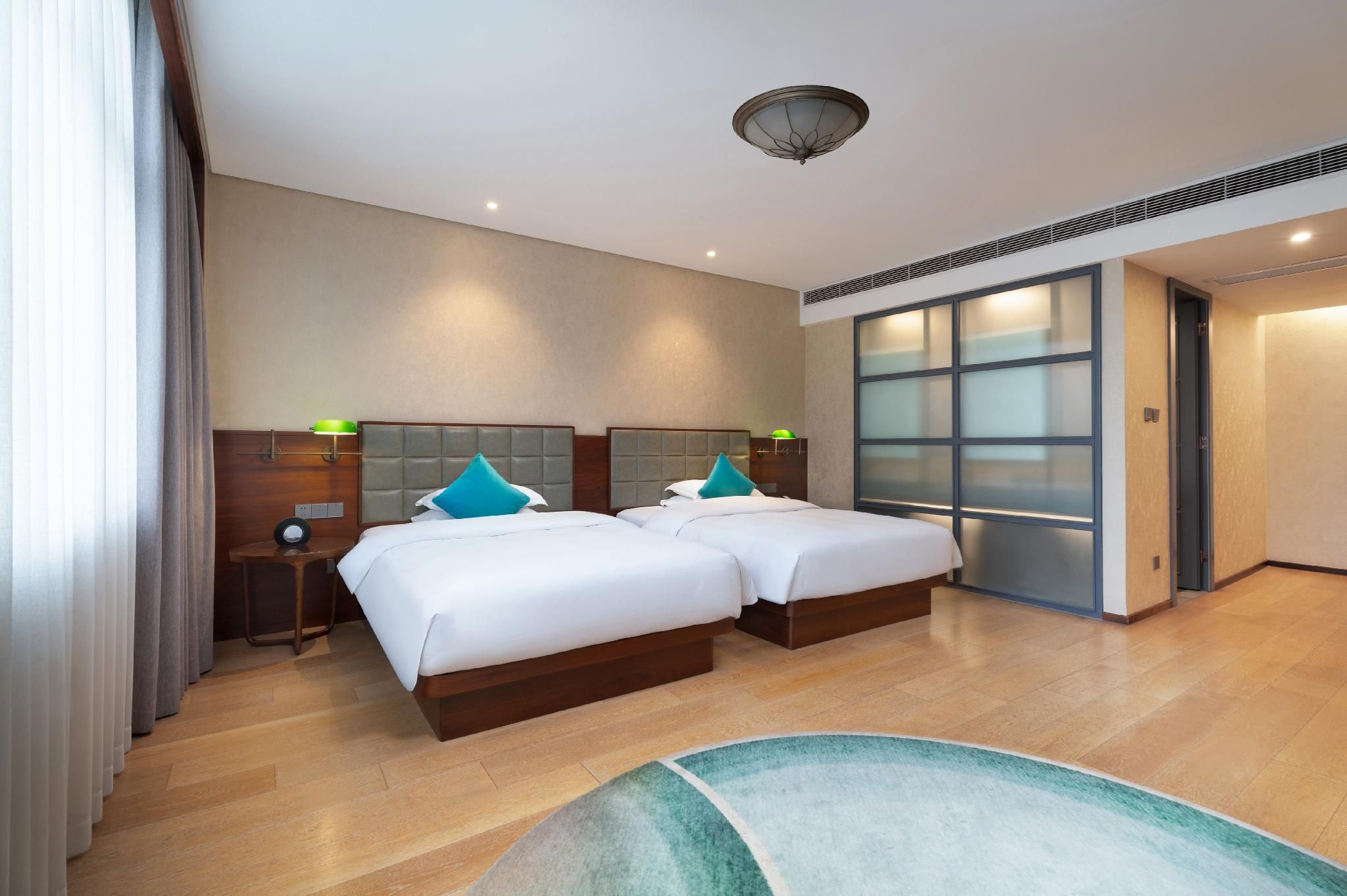 Hometown Leisure Garden Twin Beds Room