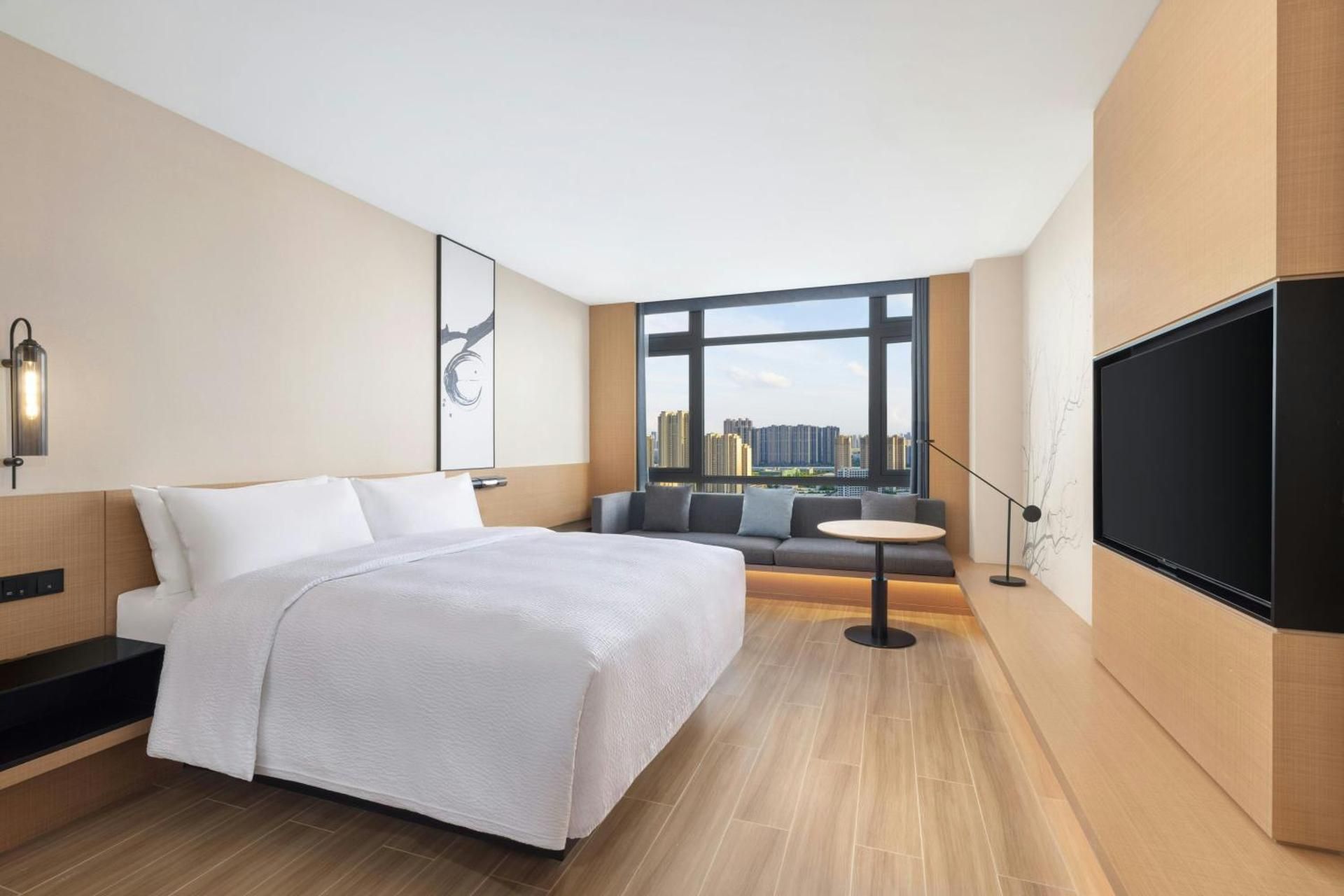 Superior King Room with City View