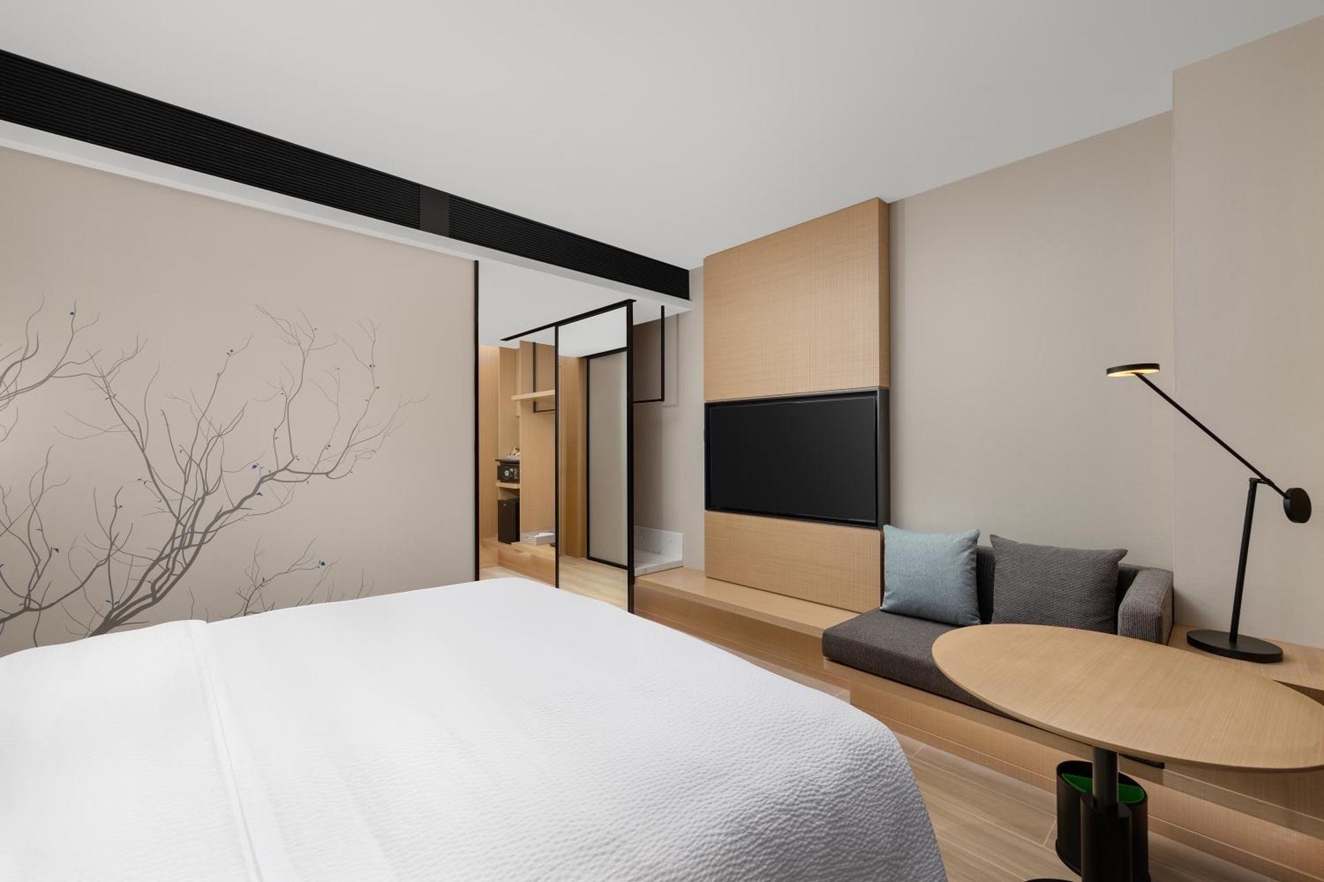 Superior King Room with City View
