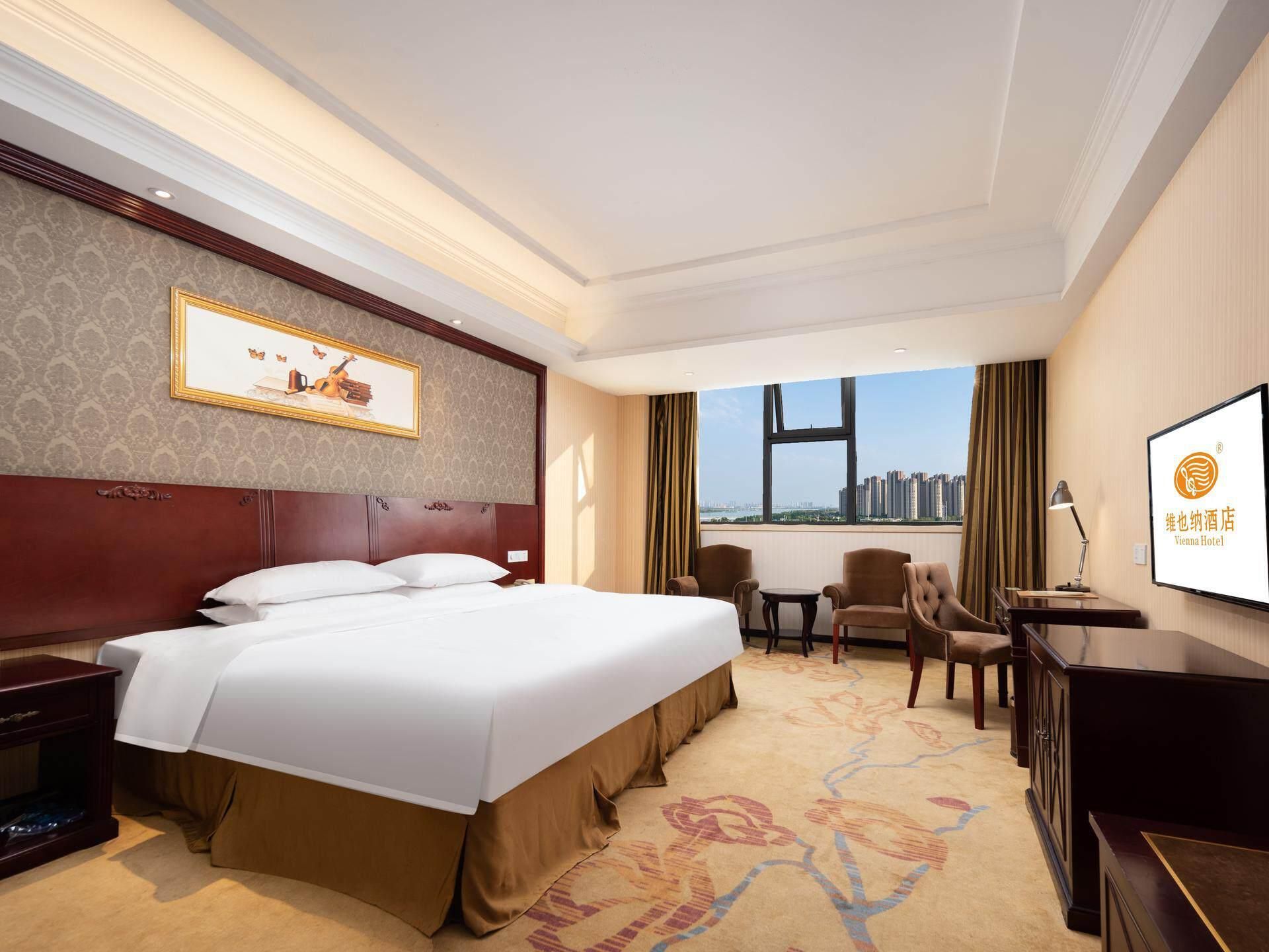 Deluxe Queen Room