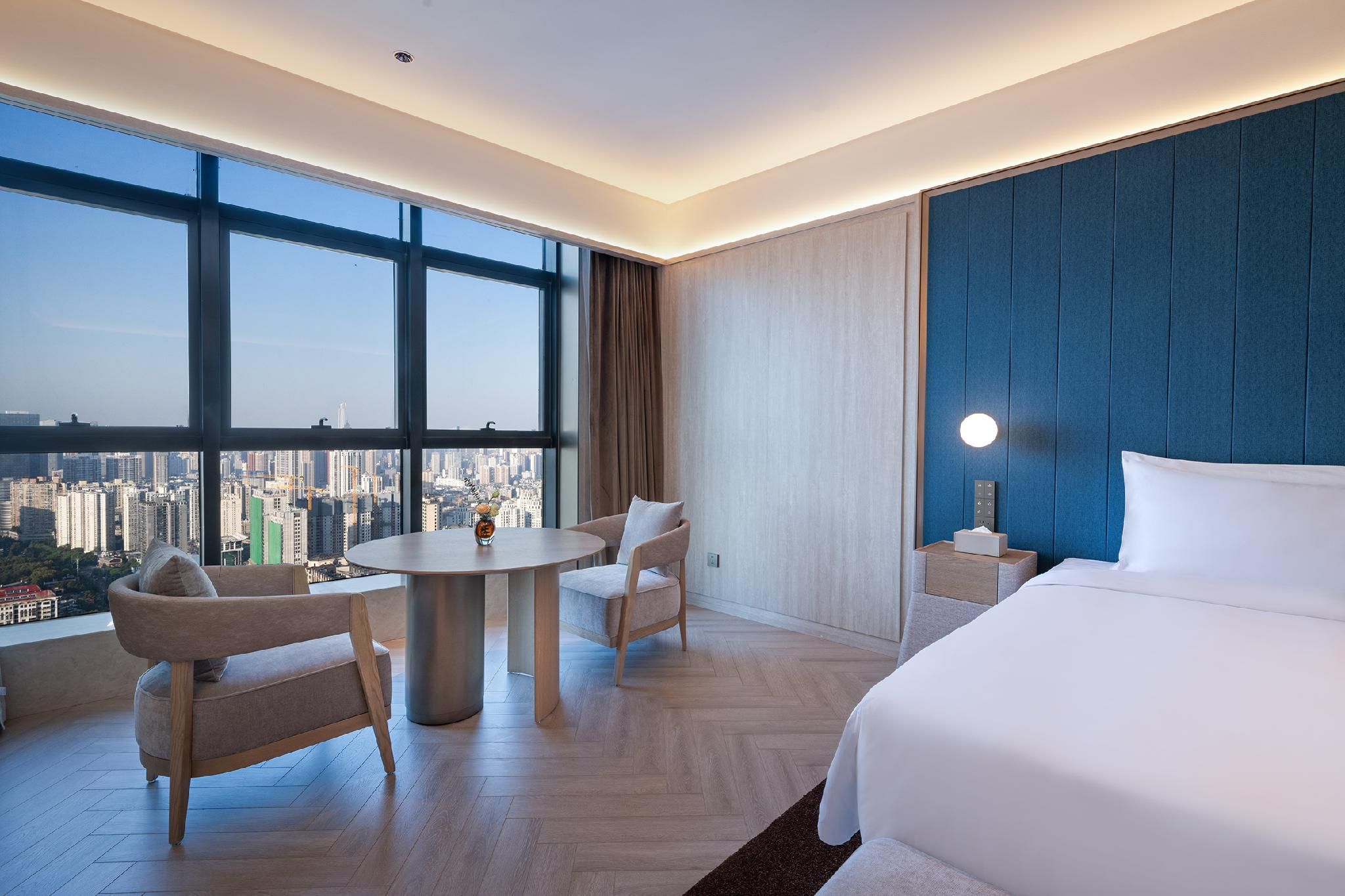 Deluxe King Room with City View