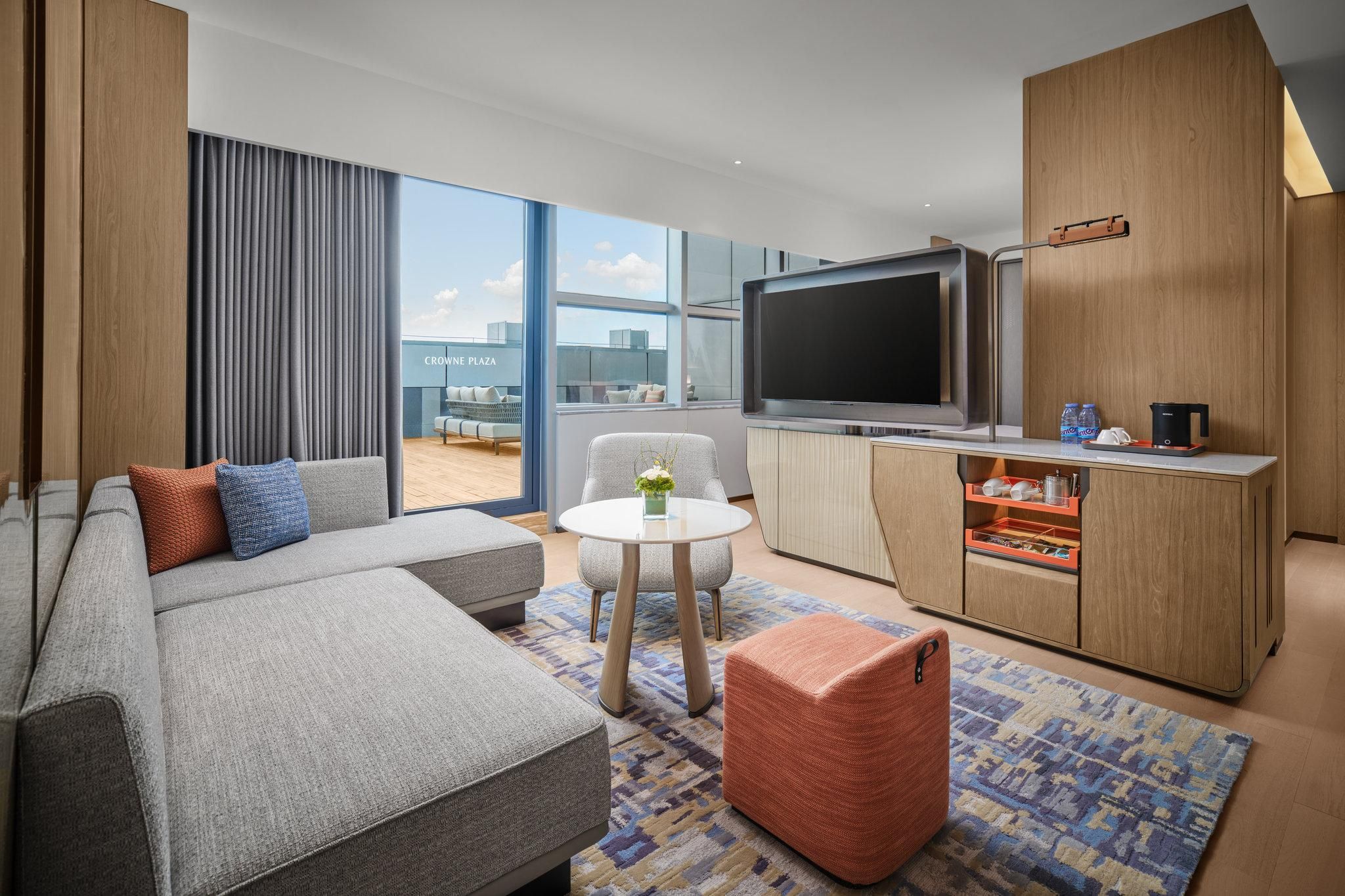 1 King Premium Balcony Lounge Access