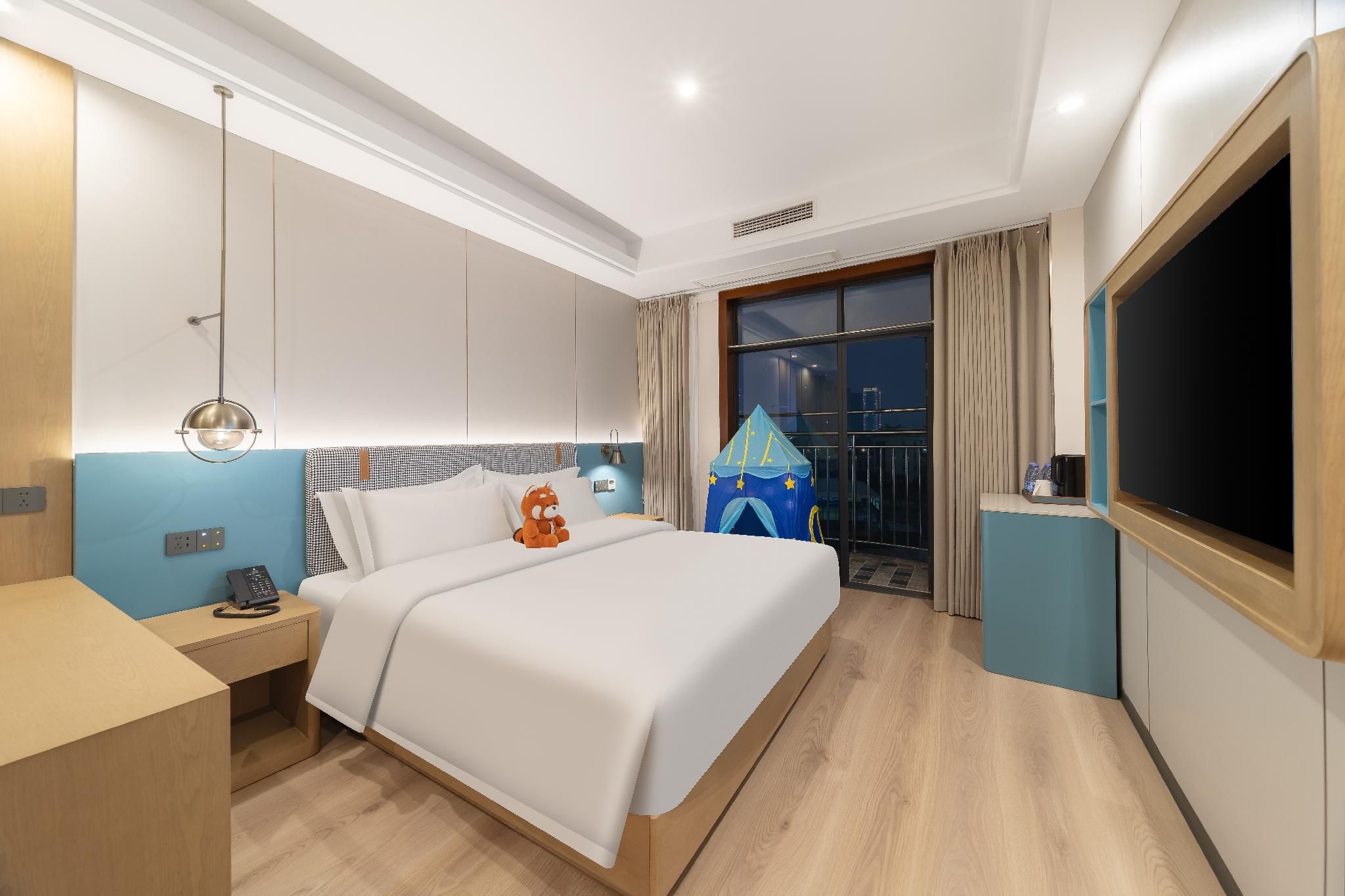 Elegant Family Parent-Child Room