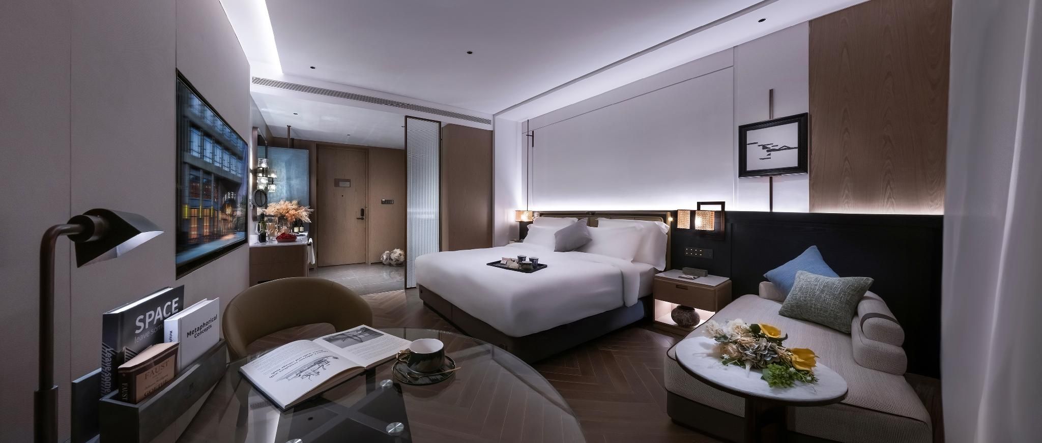 Elegant High-Rise Night View Queen Room
