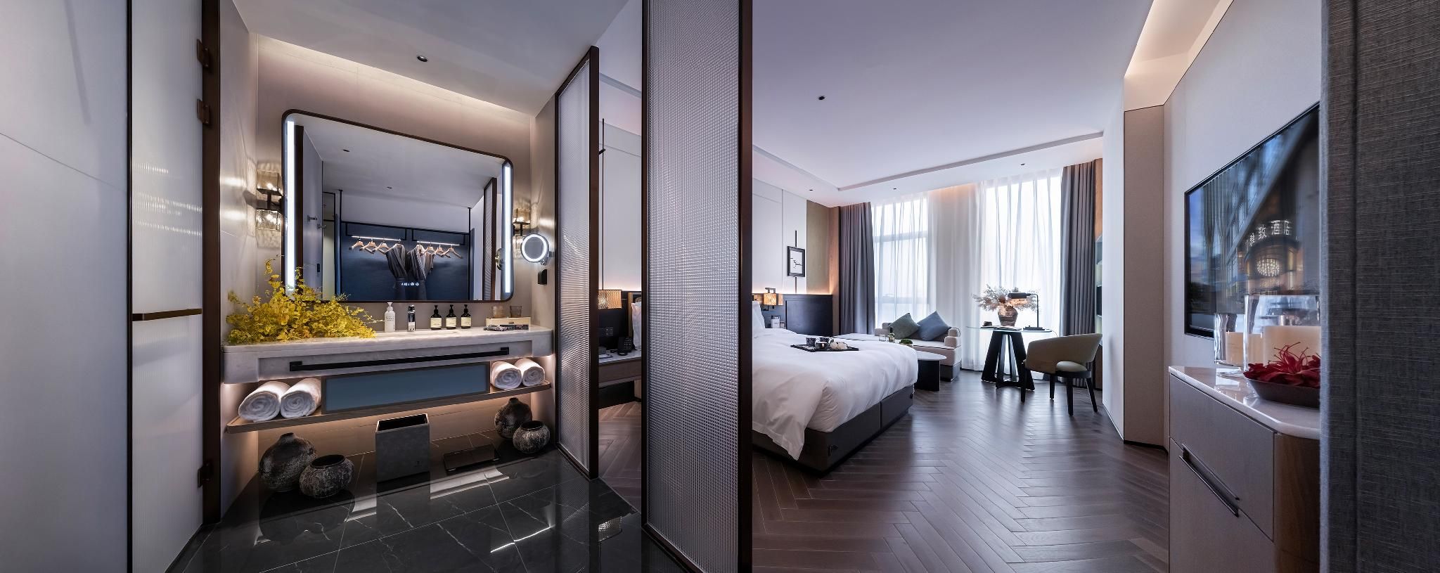 Elegant High-Rise Night View Queen Room