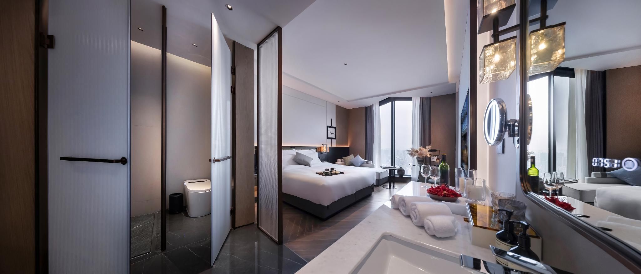 Elegant High-Rise River View Queen Room