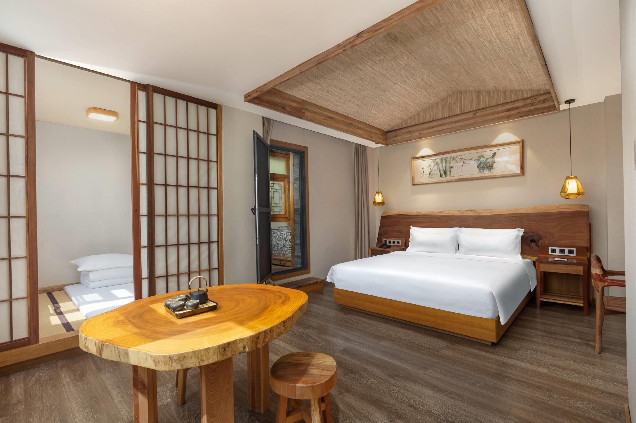 1 King Bed and 1 Double Bed, Suite, Garden View, Non-Smoking