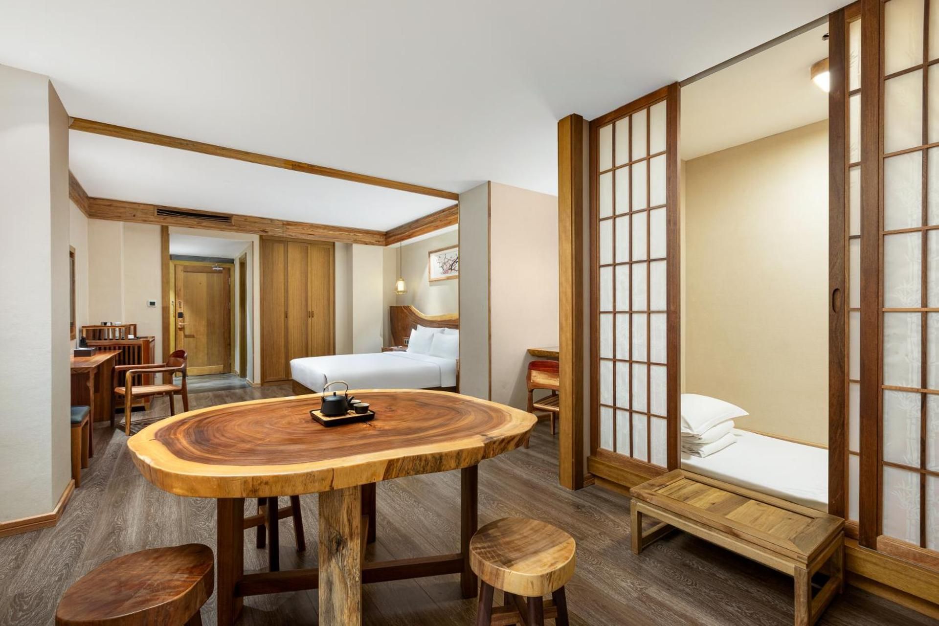 1 King Bed and 1 Single Bed, Deluxe Suite, Non-Smoking