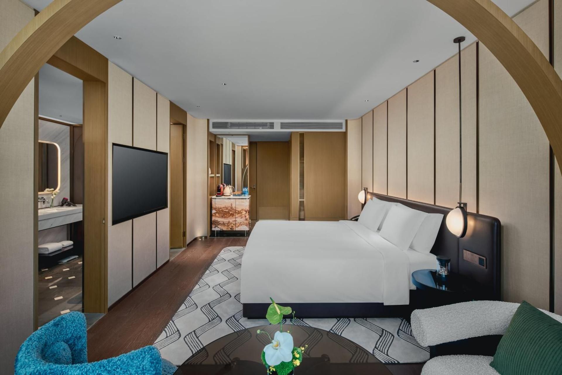 Premium King Room with Garden View - Courtyard Access