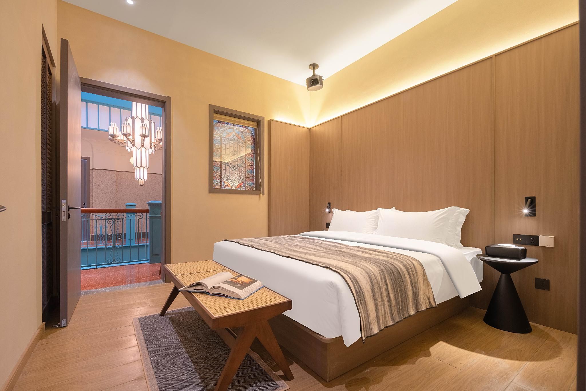 Room with Queen Bed
